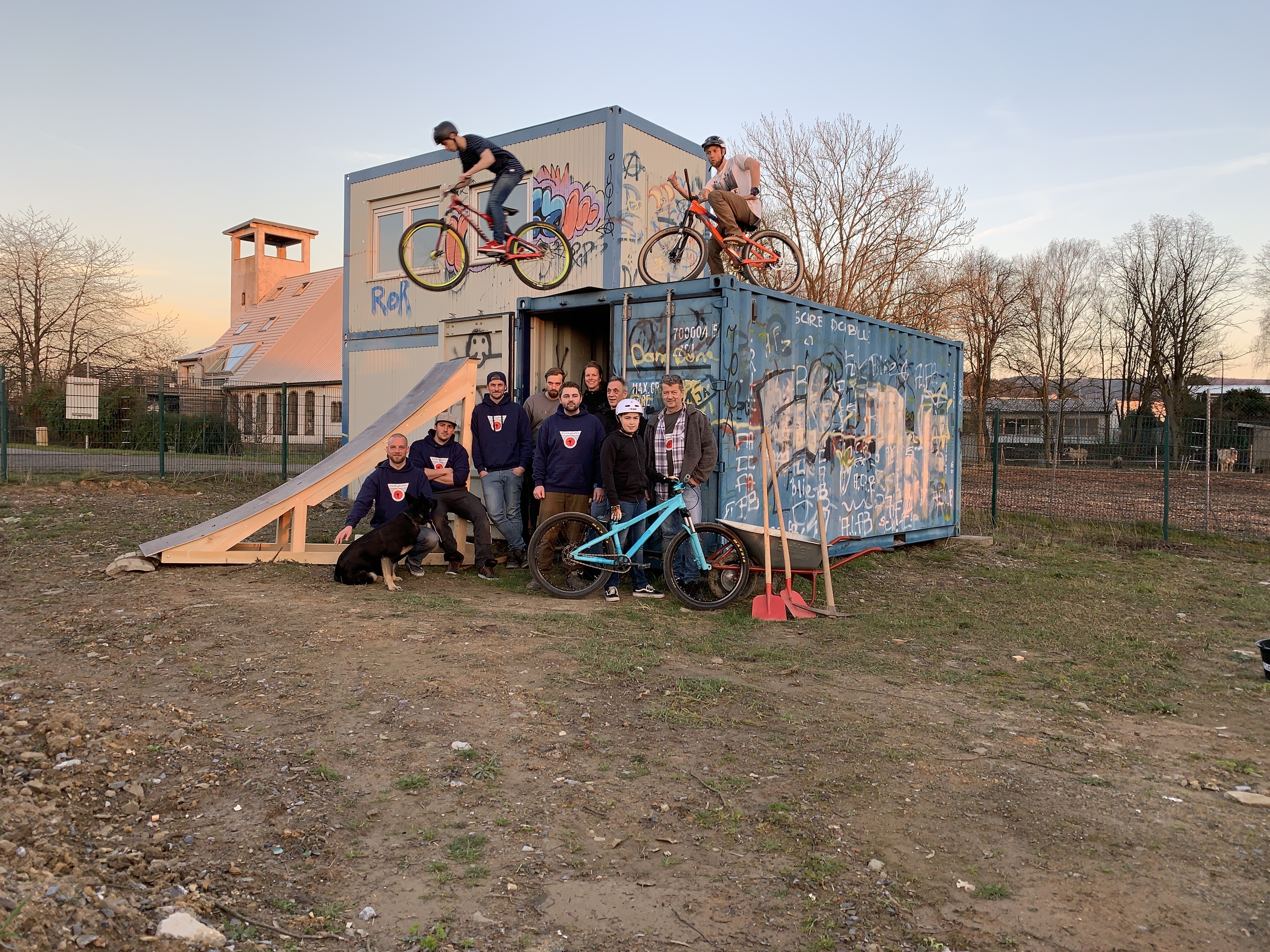 Sie reaktivieren den Dirtpark Deilinghofen (v.l.): Thilo Koesling, Sascha Goldberg, Lukas Budde, Jonas Druege, Ronny Brandt, Marius Hülter, Nadine Bechatzek, Wolfgang Bode sowie Lutz und Andreas Kippar. Foto: Stadt Hemer