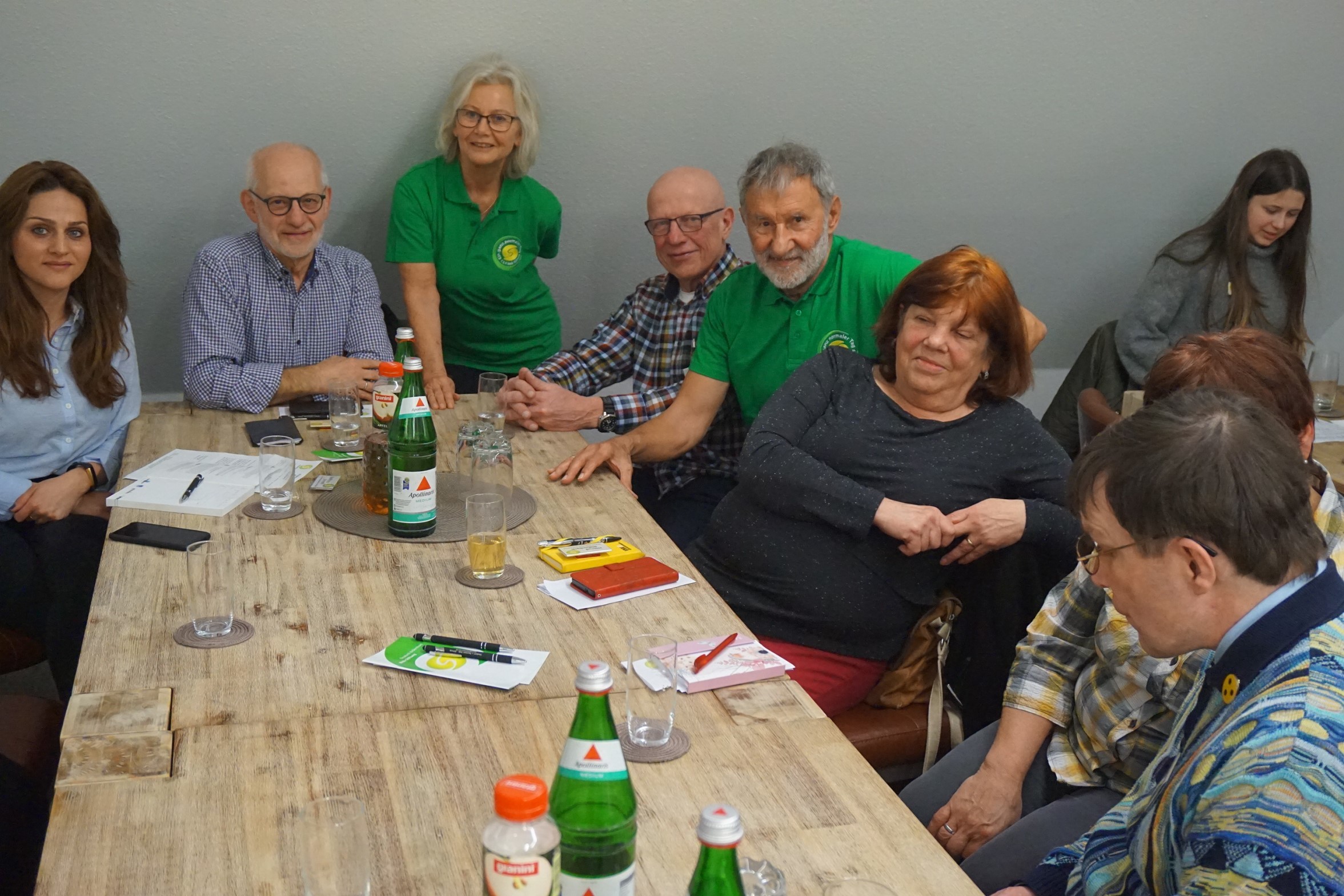 Projektleiterin Regina Lindner-Kaupp und Stifter Bernhard Weik (beide grünes T-Shirt) inmitten der Teammitglieder.
