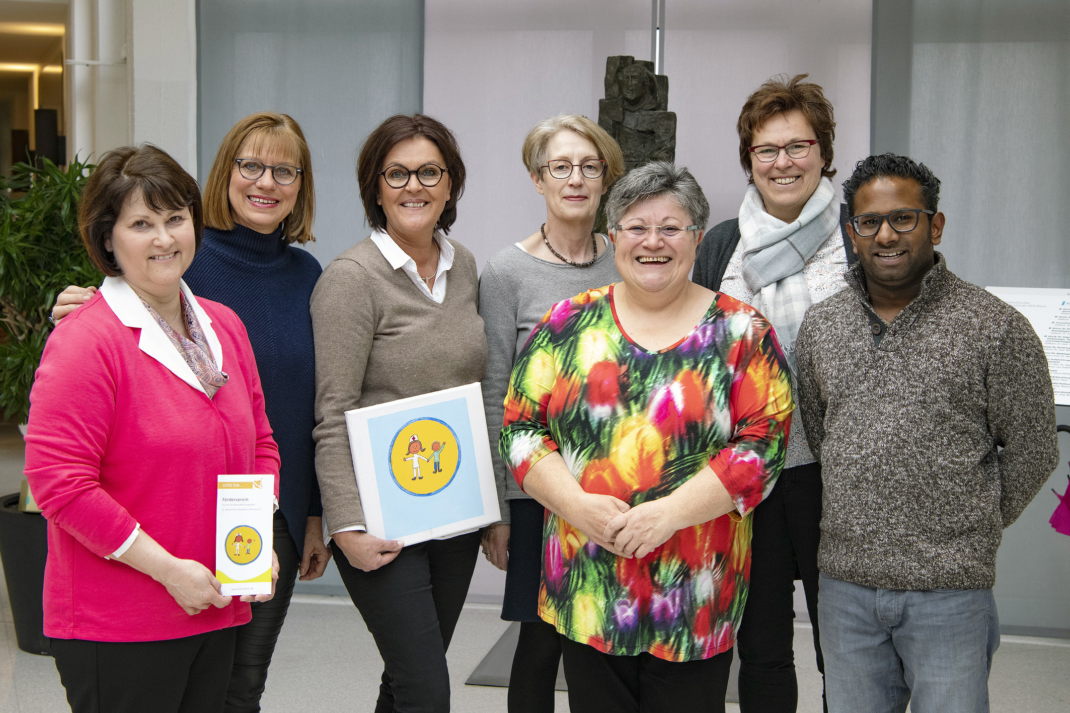 Wir freuen uns über jeden, der sich einbringen möchte: “ Eva Schmitt (Stationsleitung Kinderstation, Beisitzerin), Birgit Hahne (Kassiererin), Petra Flaig (2. Vorsitzende), Uschi Bremer (Beisitzerin), Gabriele Evers (Geschäftsführerin), Andrea Schönig-Schmid (1.Vorsitzende), Philipp Wochnik (Beisitzer).