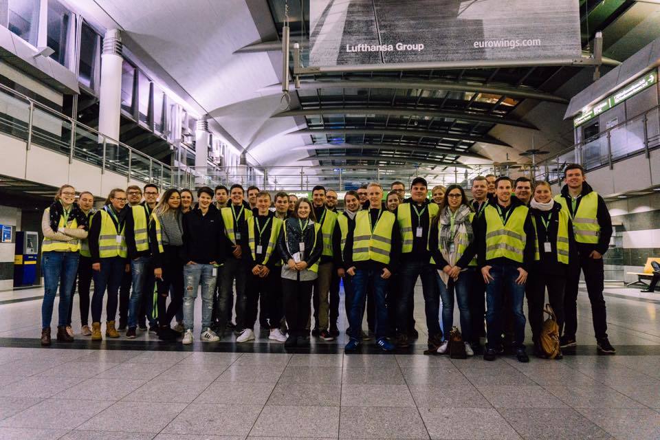 Gemeinschaft steht im Fokus - Besichtigung des Dortmund Airport. Foto: Landjugend Hennen
