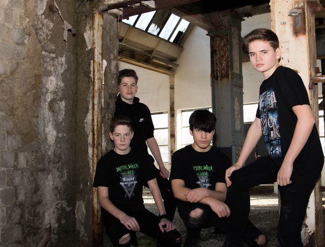 Die Schülerband „Dead Skull“ beim Fotoshooting. Sie hat im Jahr 2018 das Magnanova-Festival eröffnet. Unser Foto zeigt (v.l.n.r.) Ben Vogels (hinten), Kaspar Vennedey (vorne), Mats Schneid und Moritz Ungruhe.