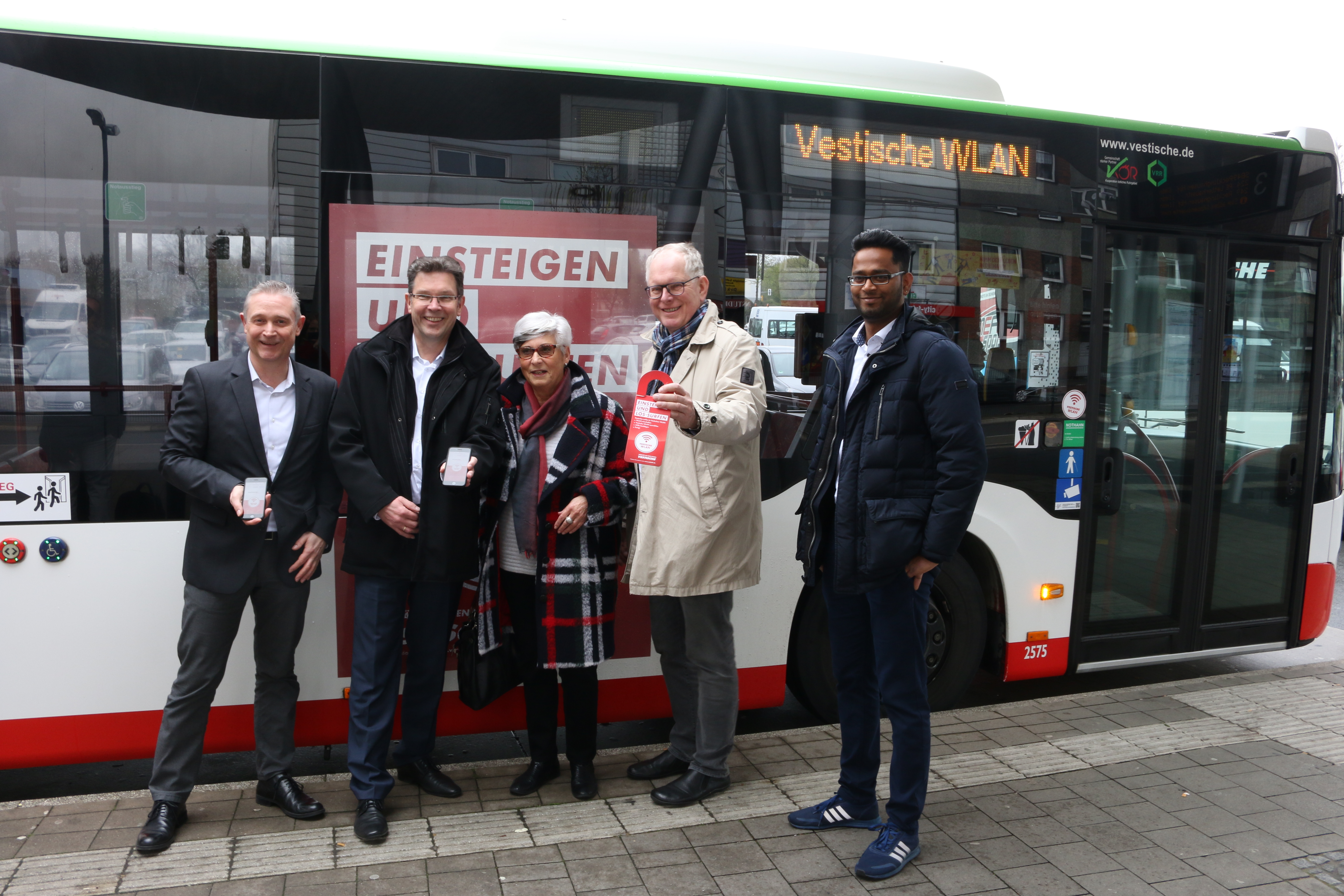 Holger Glanert (Gelsen-Net), Martin Schmidt (Geschäftsführer Vestische), Elisabeth Linkmann (Mitglied des Aufsichtsrates), Landrat Cay Süberkrüb (Vorsitzender des Aufsichtsrates) und Prasanna Sivayoganathan (Vestische Informatiker) freuen sich über WLAN im Bus.