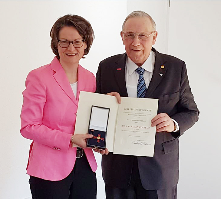Ministerin Ina Scharrenbach überreichte Hanslothar Kranz das Verdienstkreuz 1. Klasse. Damit wurde der Werdener erneut für sein jahrzehntelanges Engagement im kommunalpolitischen und kulturellen Bereich ausgezeichnet.