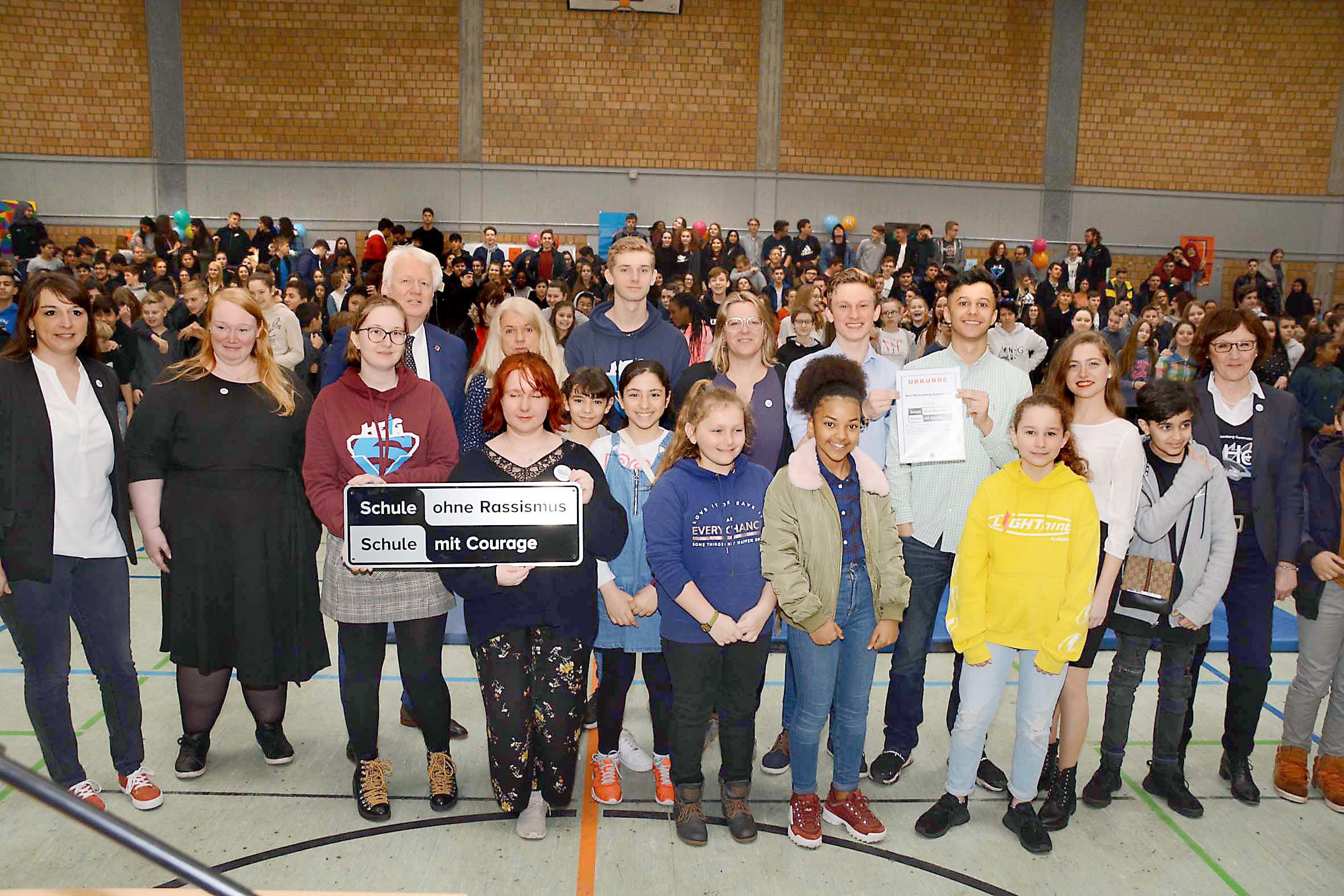 Stolz sind Schüler und Lehrer auf die Auszeichnung "Schule ohne Rassismus – Schule mit Courage" mit Pater Ullrich Sierau (4.v.l.)