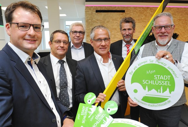 Brachten das Projekt "Stadtschlüssel" auf die Straße (v.l.): Jan Christoph Zimmermann, Kersten Kerl, Ulrich Beul, Bürgermeister Frank Schneider, Stefan Noak und Frank Rehme von der Future Retail Init.