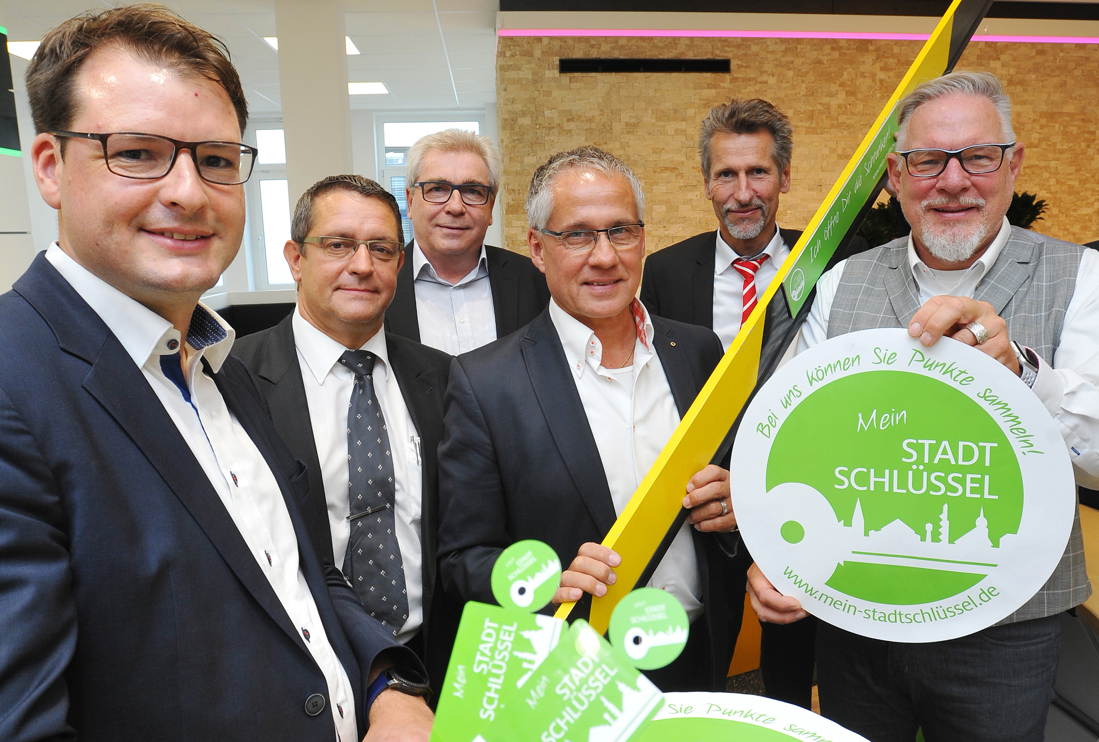Brachten das Projekt "Stadtschlüssel" auf die Straße (v.l.): Jan Christoph Zimmermann, Kersten Kerl, Ulrich Beul, Bürgermeister Frank Schneider, Stefan Noak und Frank Rehme von der Future Retail Init.
