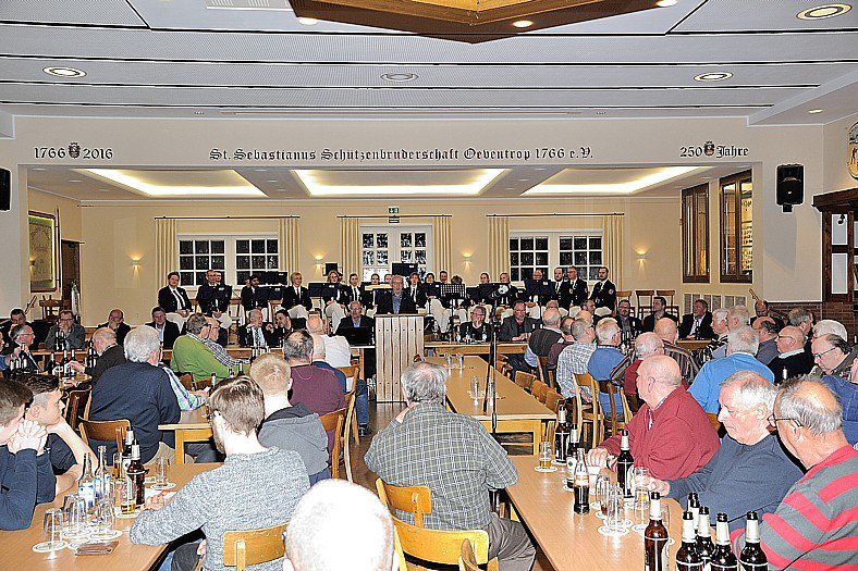 Zur Frühjahrsversammlung der Oeventroper Schützen konnte Schützenoberst Ferdi Geiz 137 Schützen in der Oeventroper Schützenhalle begrüßen.