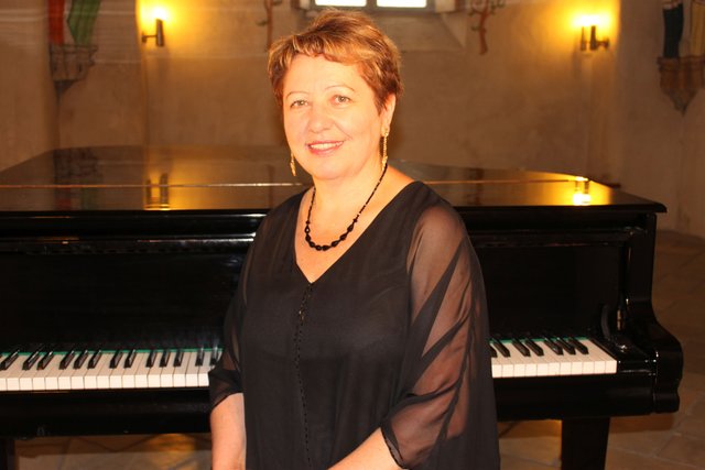 Anna Polomoshnykh erhielt im Alter von 6 Jahren ihren ersten Klavierunterricht.