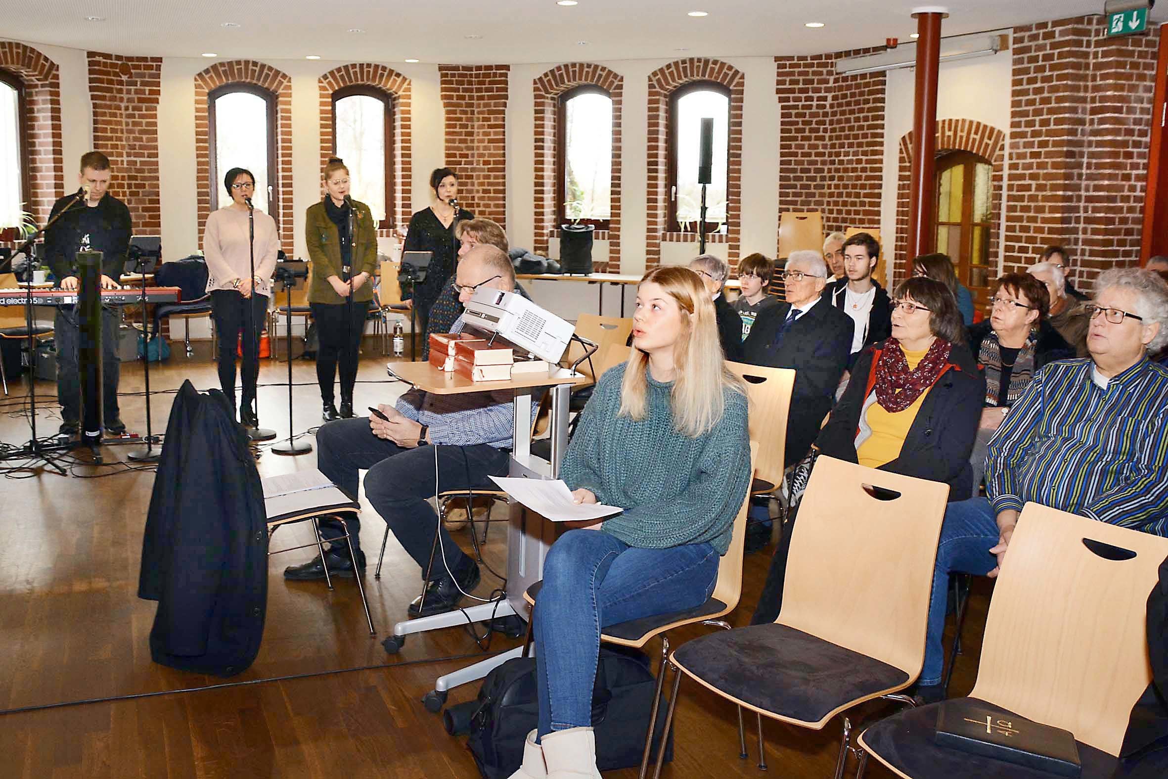 Die Band "Complete" gestaltete auch den "Kreuz-&-Quer"-Gottesdienst im Januar mit.