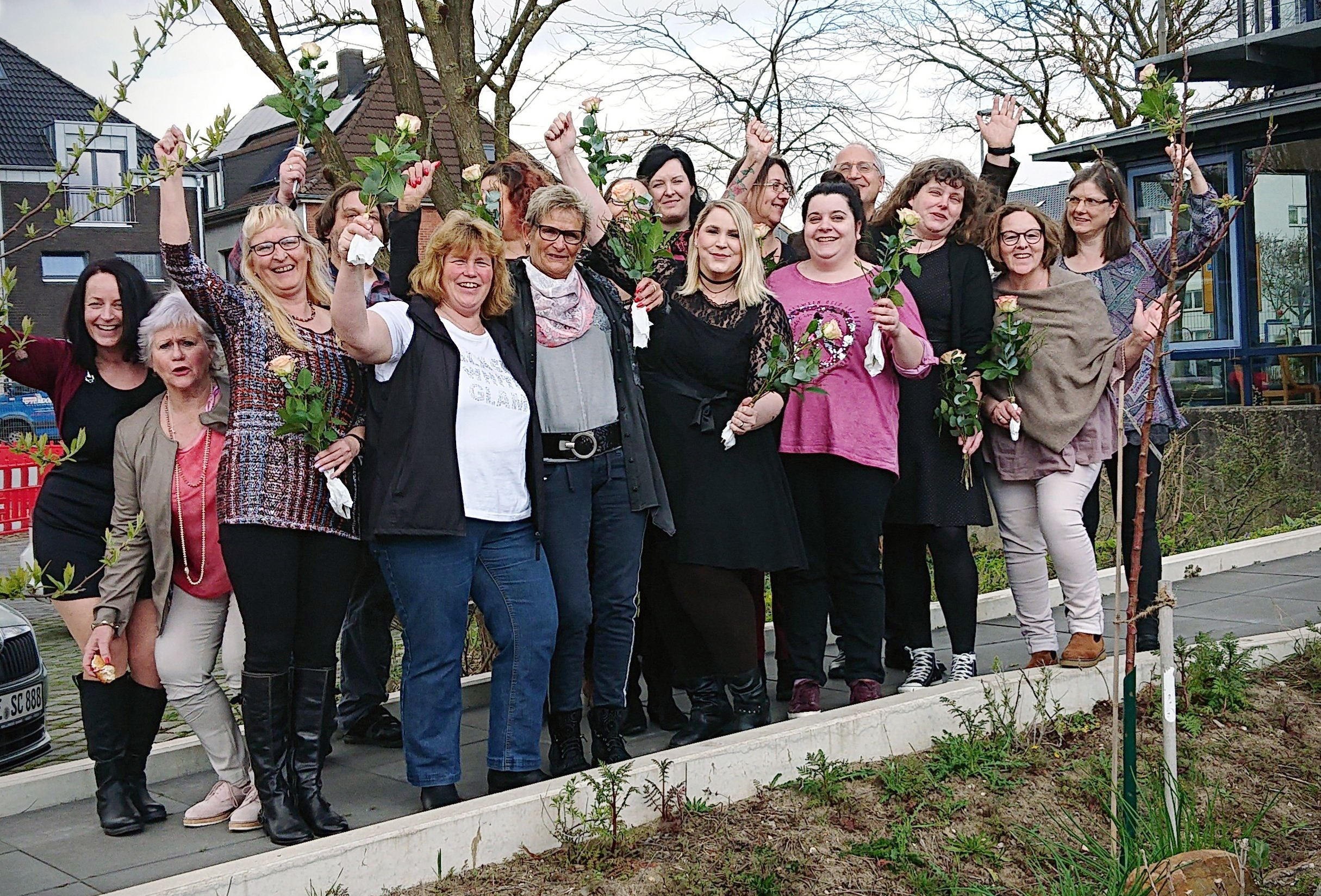 Gute Stimmung bei der Zertifikationsübergabe an die neuen Alltagsbegleiterinnen und Alltagsbegleiter auf dem Gelände des Familienforums Kermisdahl des SOS-Kinderdorfs Niederrhein in der Klever Unterstadt