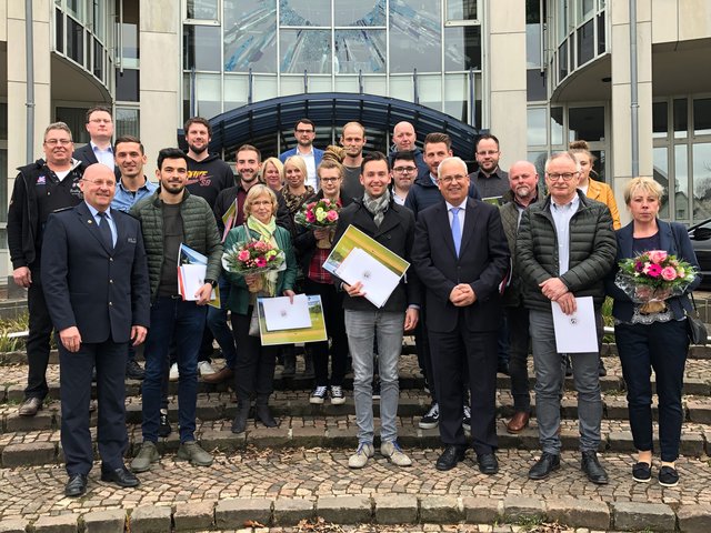 V.l.: Franz Martini, Polizeidirektor Klaus Bunse, Martin Becker, Riad Xhaka, Henning Peter RIckert, Michael Schmidt, Maik Krächter, Mechthild Elisabeth Thoridt, Frau Rados, Jill Gronwald, René Maras, Jessica Link, Dominik Gronwald, Sebastian Severin Schulte, Dominik Wagner, Holger Schleep, Frederik Schäfer, Landrat Dr. Schneider, Tim AlexanderNissalla, Horst Sommer, Wigbert Meschede und Monika Wagner.