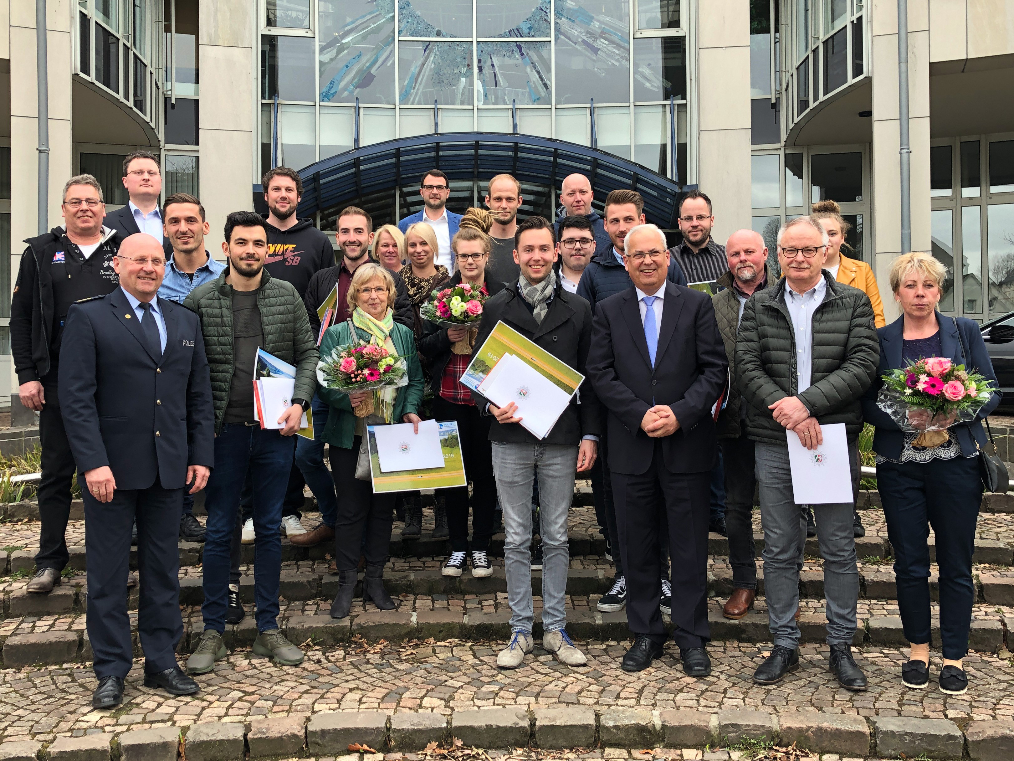 V.l.: Franz Martini, Polizeidirektor Klaus Bunse, Martin Becker, Riad Xhaka, Henning Peter RIckert, Michael Schmidt, Maik Krächter, Mechthild Elisabeth Thoridt, Frau Rados, Jill Gronwald, René Maras, Jessica Link, Dominik Gronwald, Sebastian Severin Schulte, Dominik Wagner, Holger Schleep, Frederik Schäfer, Landrat Dr. Schneider, Tim AlexanderNissalla, Horst Sommer, Wigbert Meschede und Monika Wagner.