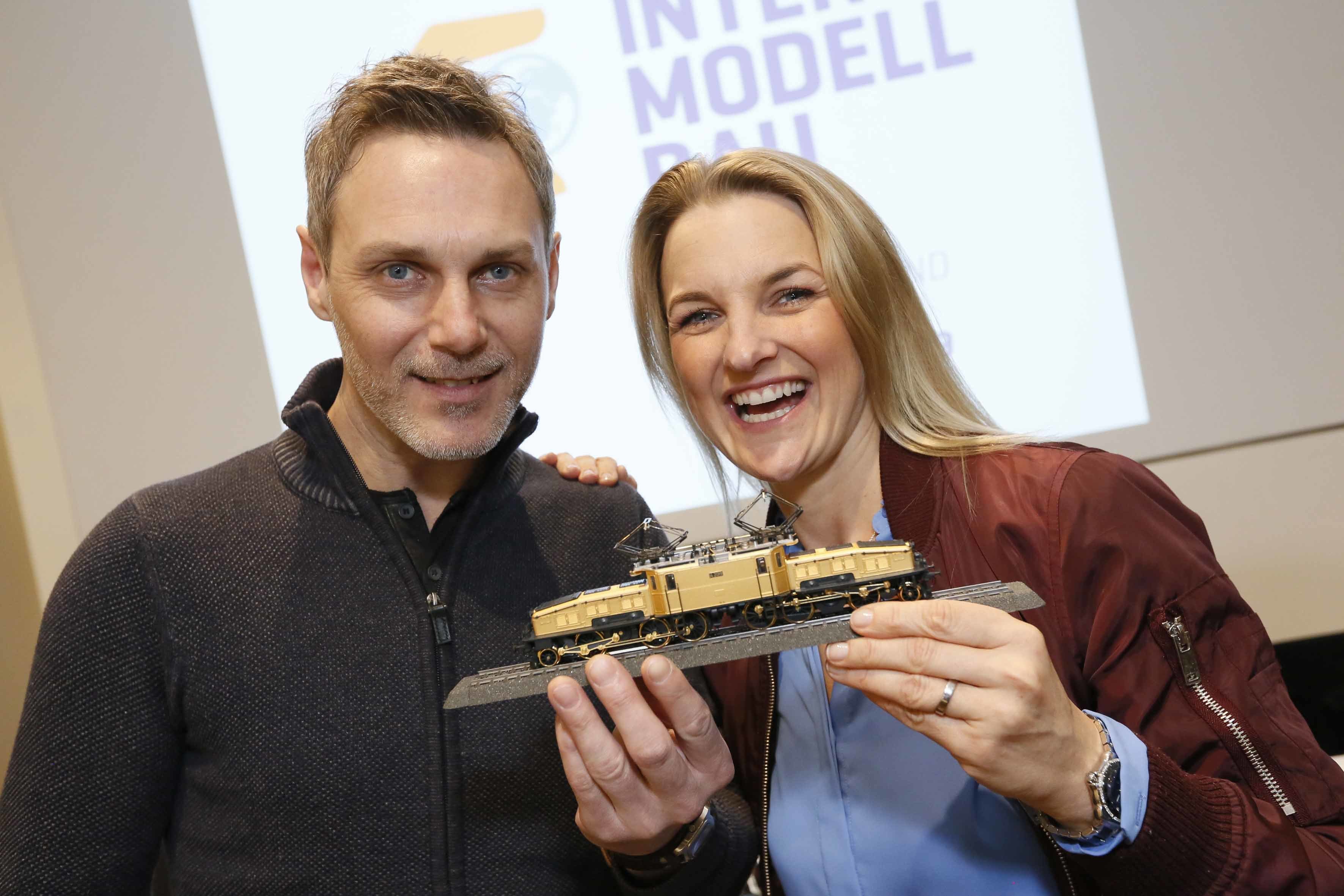 Am Stand von Märklin in Halle 4 können die Besucher eine vergoldetet Lok bestaunen.
