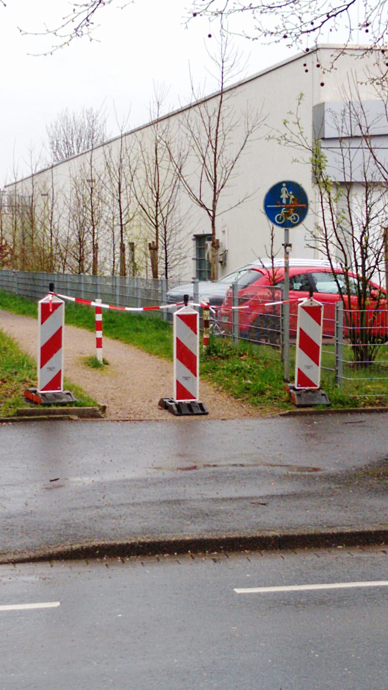 Rot-weiße Warnbaken und Trassierband sollen die Sperrung verdeutlichen.