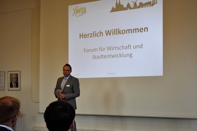 Bürgermeister Thomas Görtz leitete in den Abend ein... | Foto: Rtz