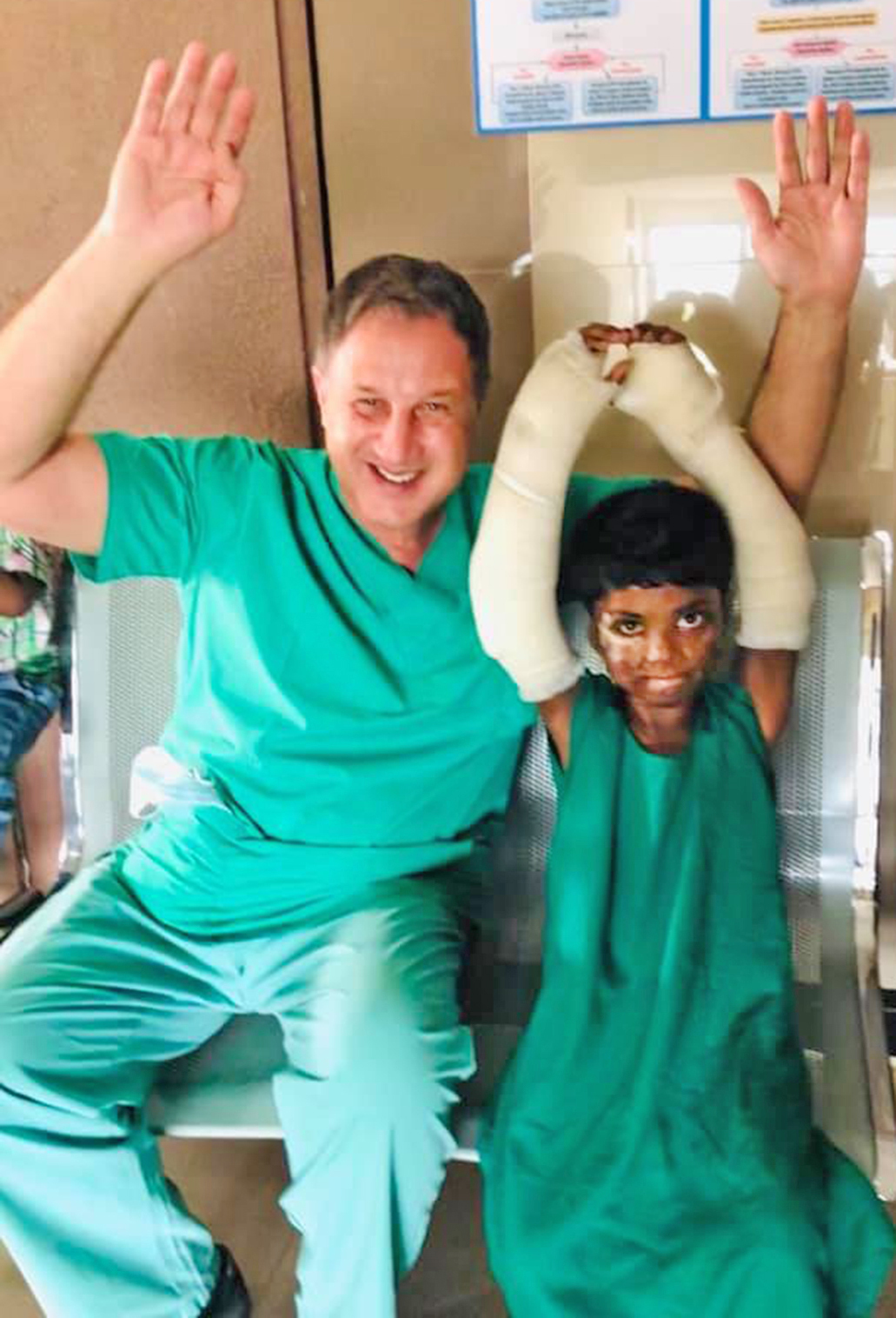 Dr. Karl Schuhmann gut gelaunt bei einer lustig-notwendigen Übung mit einem kleinen Patienten. Foto: privat
