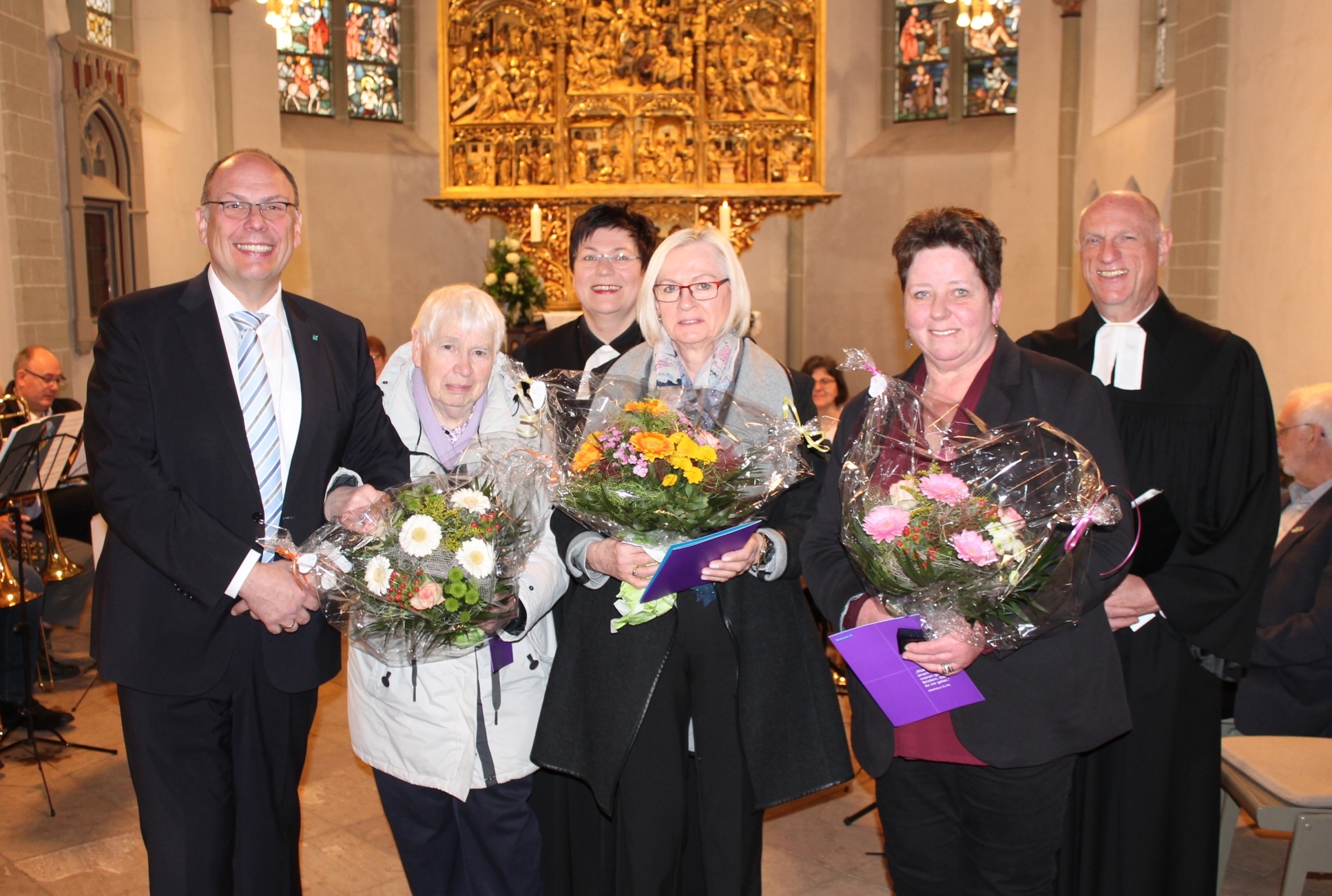 Strahlende Gesichter bei der Verleihung des Goldenen Kronenkreuzes: (von links) Diakonie-Vorstand Christian Korte, Elisabeth Meininghaus, Diakoniepfarrerin Anja Josefowitz, Erika Ludwig, Heidrun Herchenröder und Gemeindepfarrer Gerhard Ebmeier.