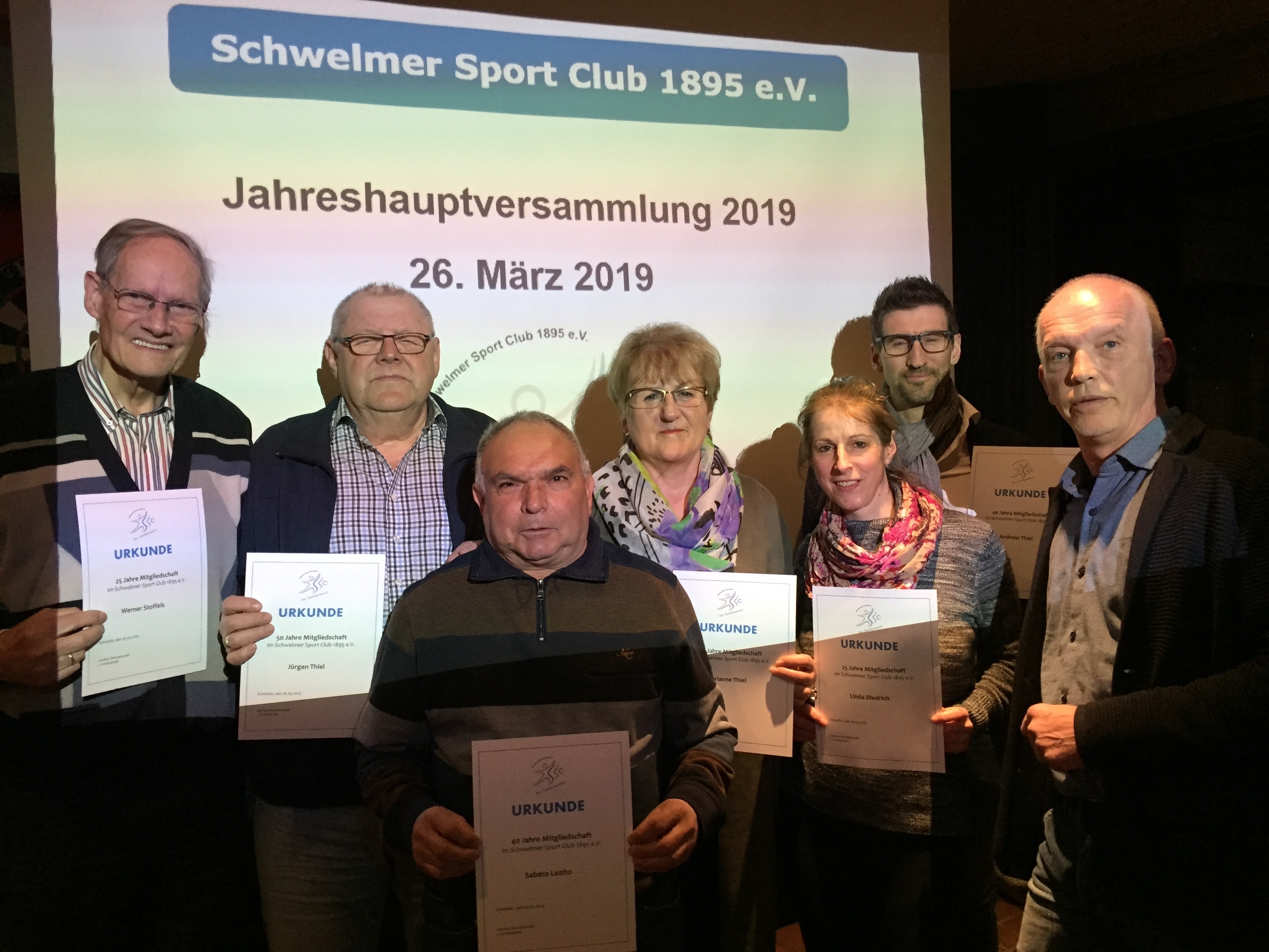 Carsten Otschakowski (re.) nahm die Mitgliederehrungen vor und blickte auf ein erfolgreiches Jahr zurück.