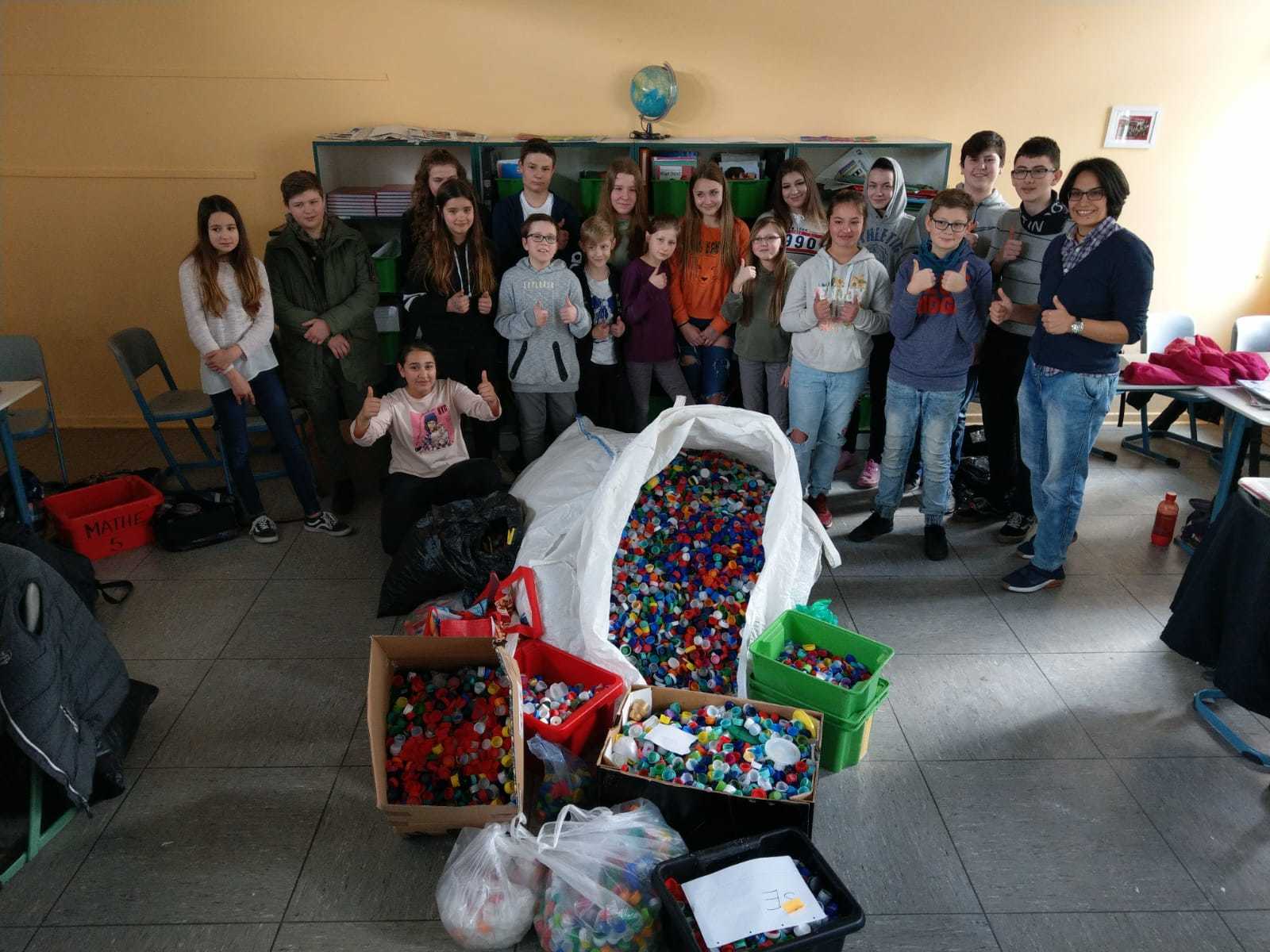 Die Schüler*Innen der Klasse 6A sammelten rund 70.000 Kunststoffdeckel in nur zehn Wochen. Foto: Sandra Wiemhoff