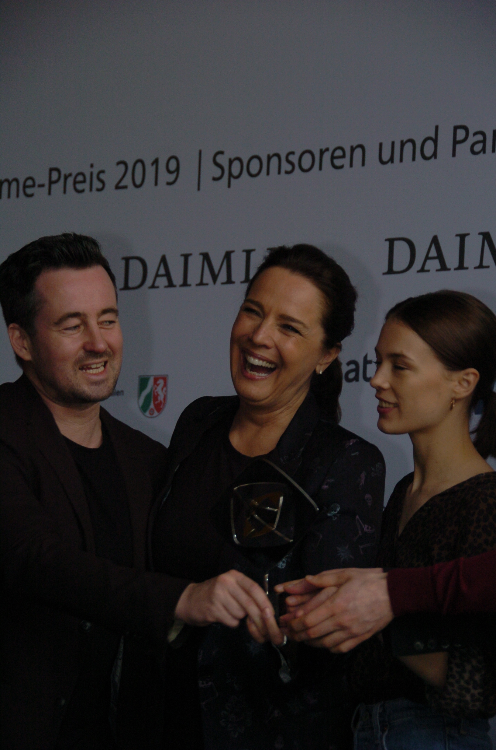 Lustiges Trio von Bad Banks (v.li.): Regisseur Christian Schwochow und die Schauspielerinnen Désirée Nosbusch wie Paula Beer mit ihrem Grimme.