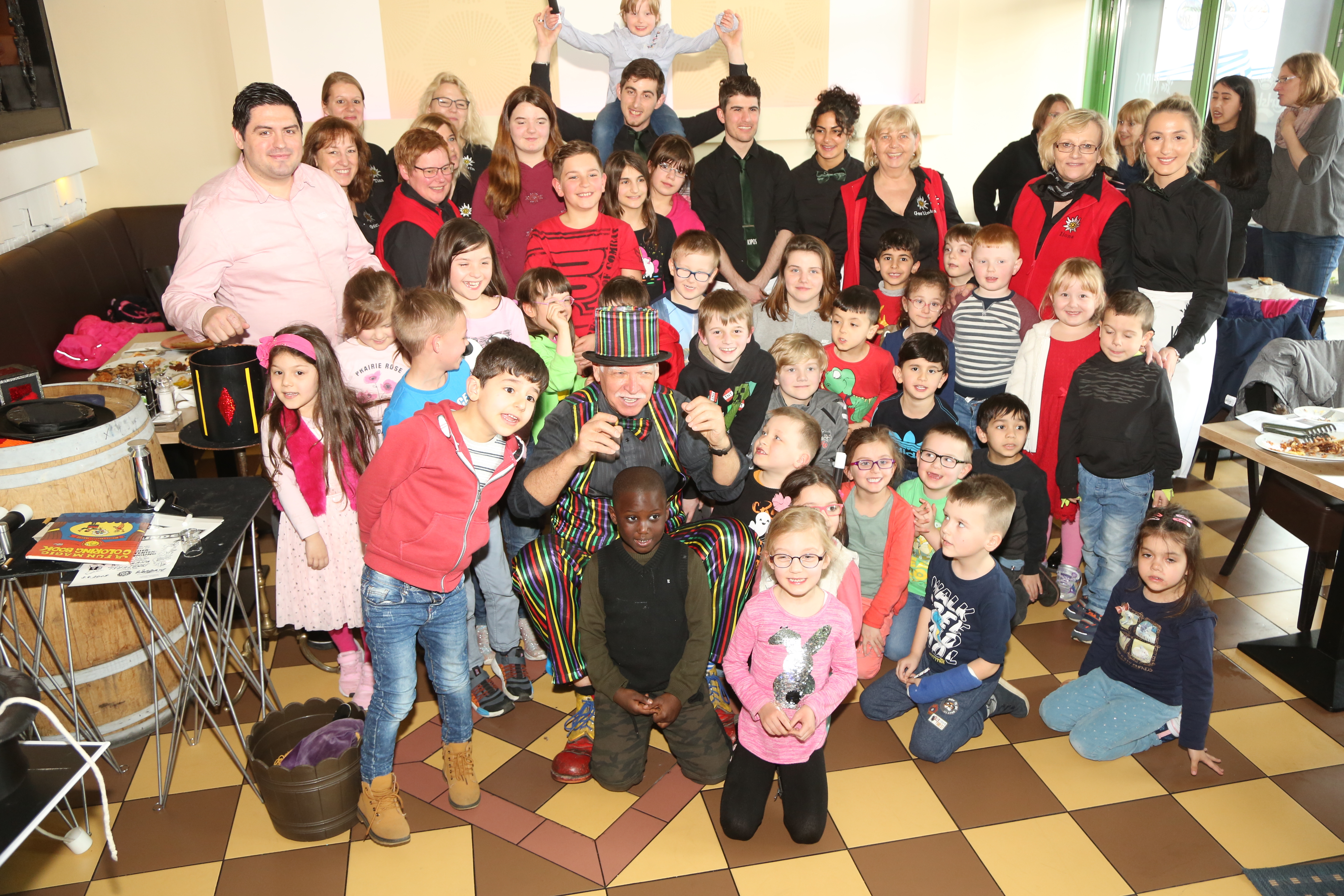 Artan Kuci (li.) und die Damen des "Schmückenden Beiwerks" bereiteten sozial benachteiligten Kindern wieder einen wunderbaren Nachmittag. Foto: Schulte