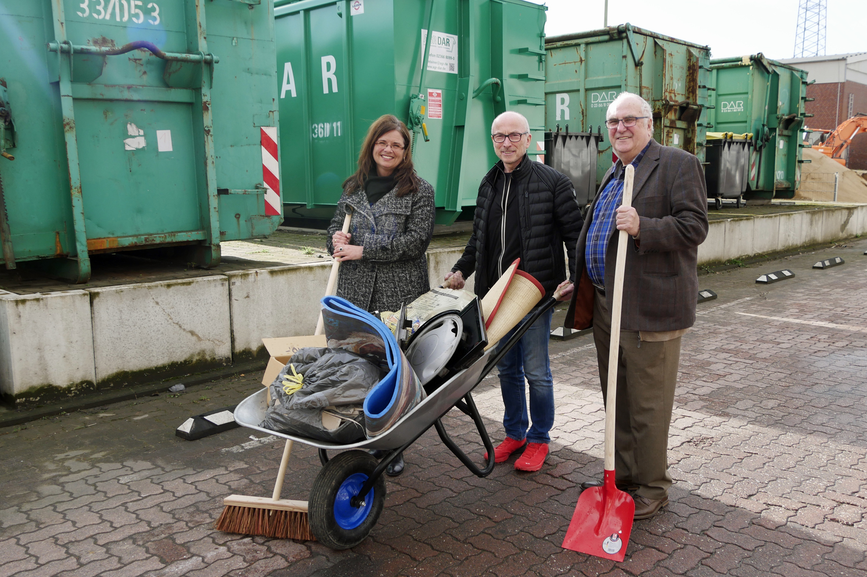 Silvia Godde, 2. stellvertretende Bürgermeisterin, Bürgermeister Fred Toplak und Jürgen Grunwald, 1. stellvertretender Bürgermeister (v.l.), freuen sich auf den anstehenden Putztag.