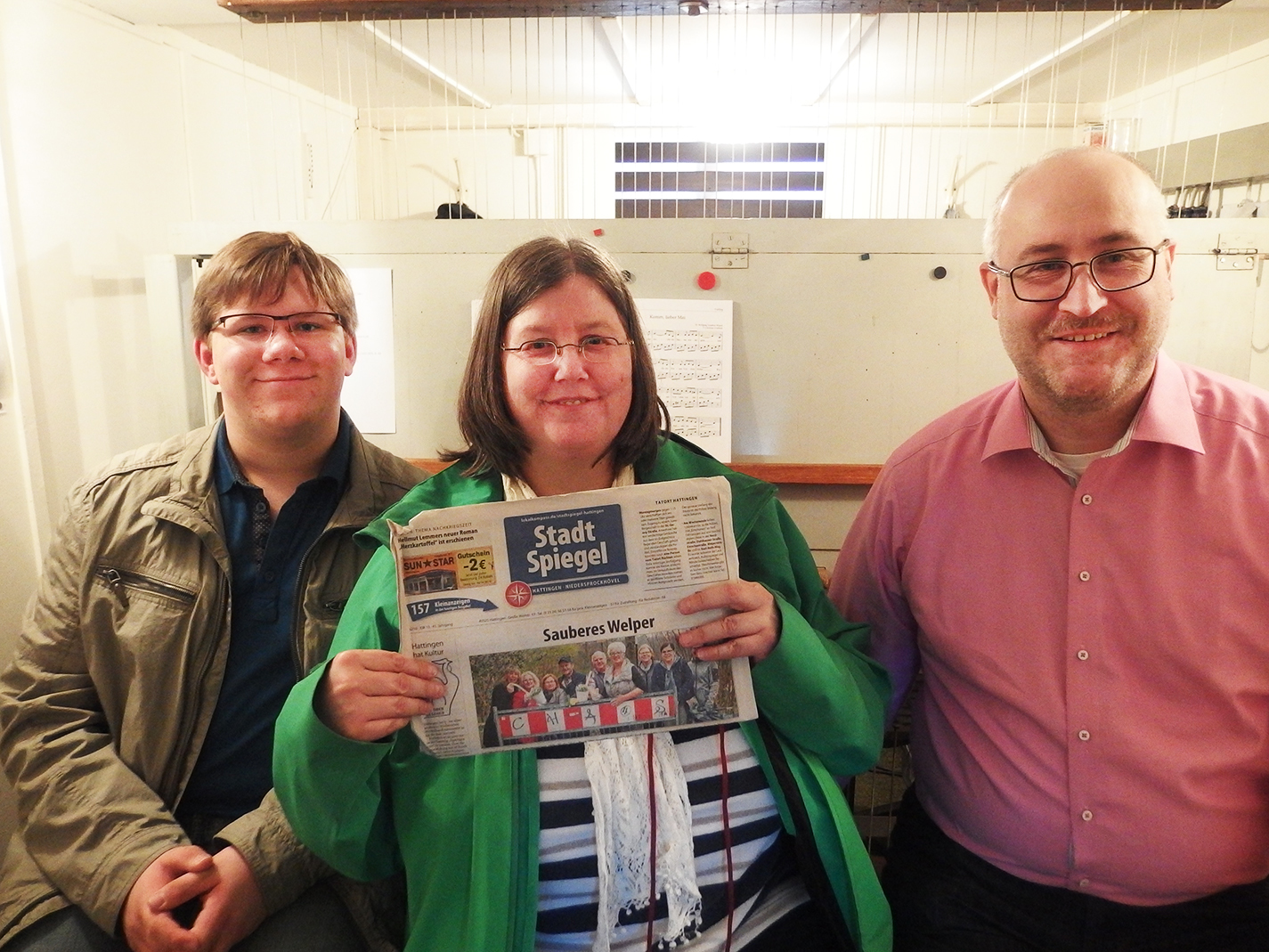 Das Foto zeigt die drei Hattinger Glockenspieler (v.l.) Ron Busch, Christiane Büscher und Peter Siepermann mit dem STADTSPIEGEL am Spieltisch im Erfurter Bartholomäusturm. Foto: privat