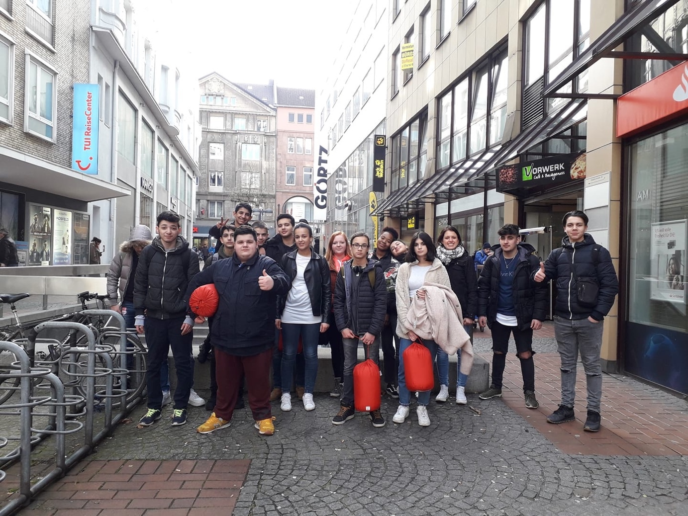 Die Anne-Frank-Gesamtschüler, hier bei einer Schlafsackspende, die sie Bedürftigen überreichten bekommen im Sommer noch zwei 5. Klassen mehr an Mitschülern als sonst.