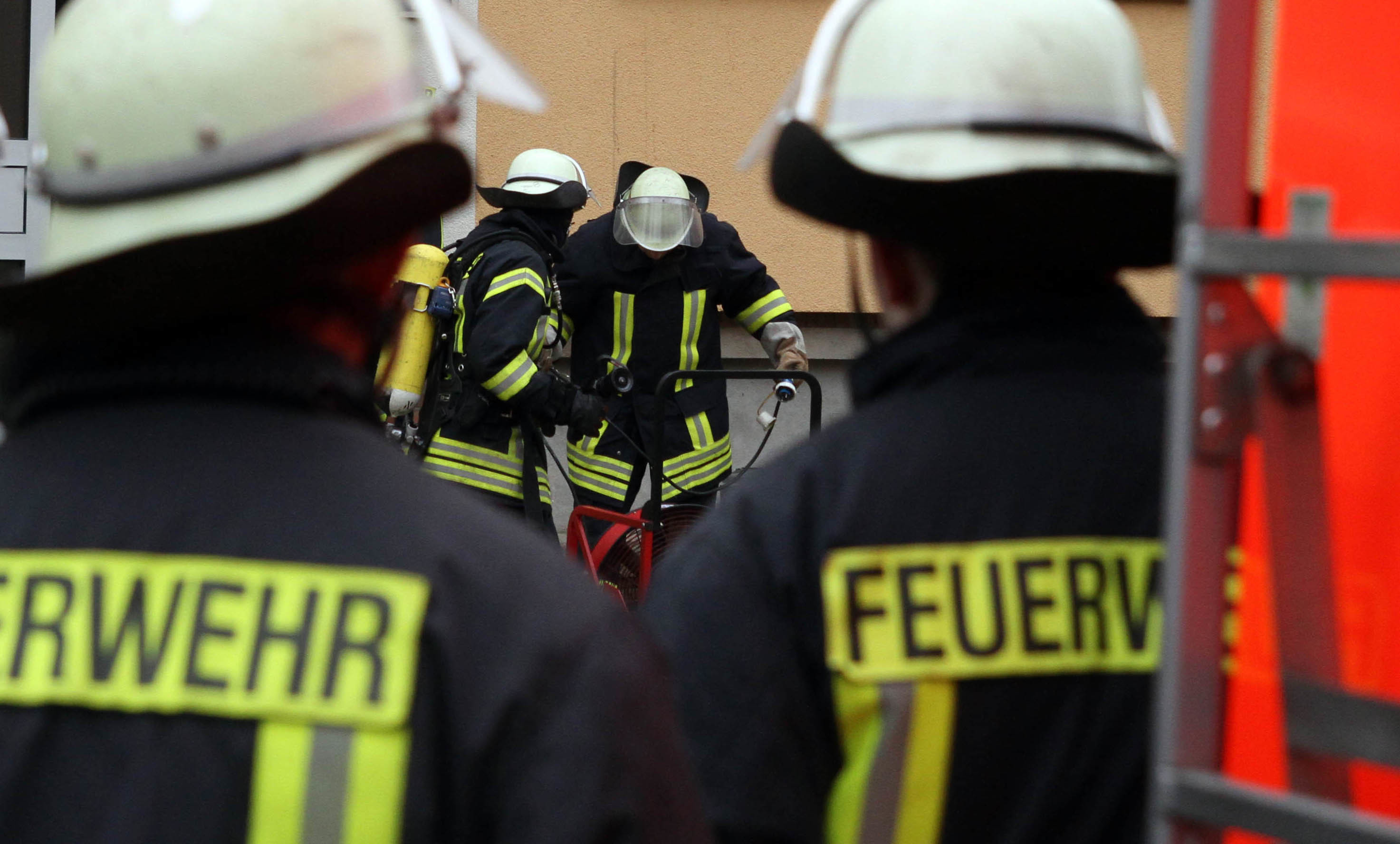 Zwei siebenjährige Mädchen blieben im Fahrstuhl stecken und wurden von der Feuerwehr befreit.