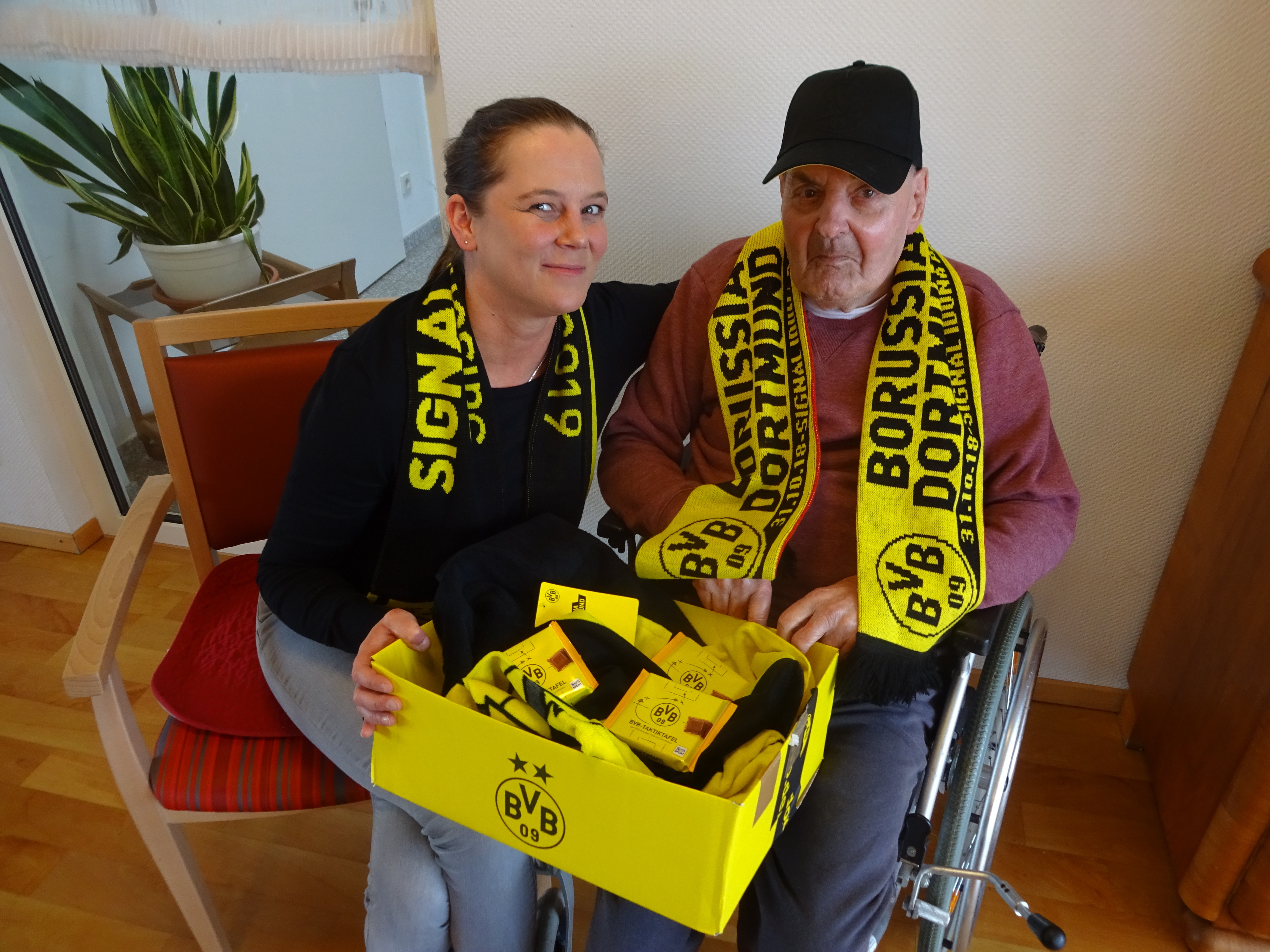 Karl-Heinze Commes schwelgte mit Anna Thiermann in BVB-Erinnerungen. Foto: Einrichtung