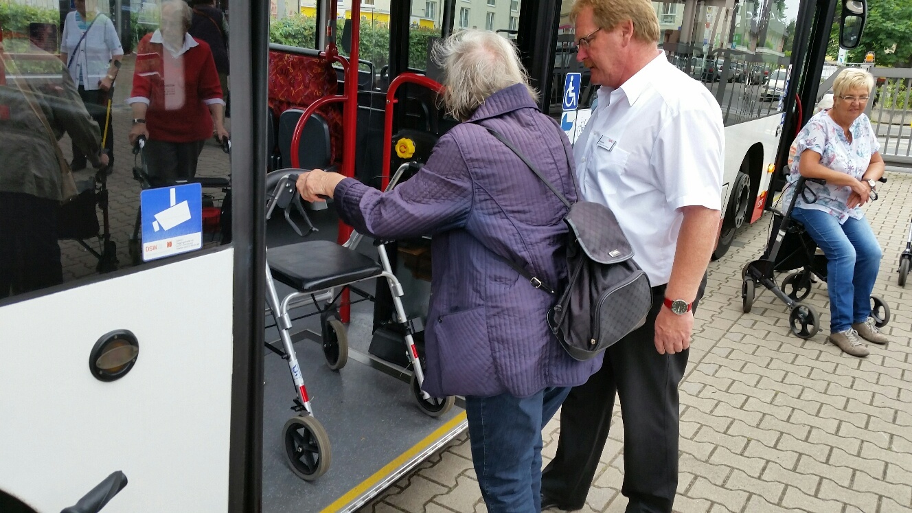 Praktisch und mit zahlreichen Tipps für ein sicheres Einsteigen in den Bus, so ging es 2016 beim Rollatorentraining mit dem DSW21 Bus in Wickede auf dem Parkplatz des ev. Begegnungszentrums zu.