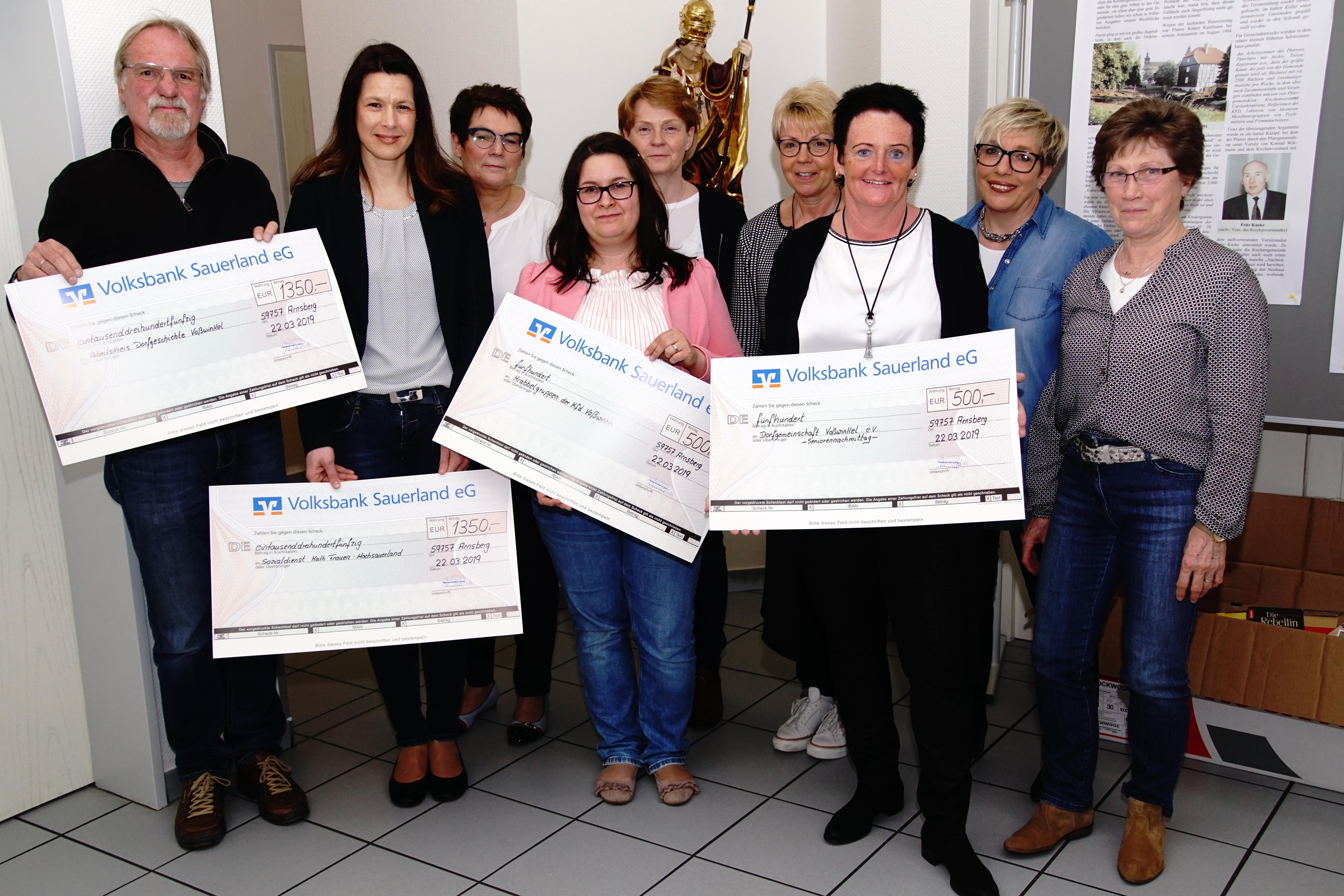 Bei der Jahreshauptversammlung der kfd St. Urbanus Voßwinkel wurde der Erlös des Advents- und Weihnachtsbasar in Höhe von 3.940 Euro übergeben.