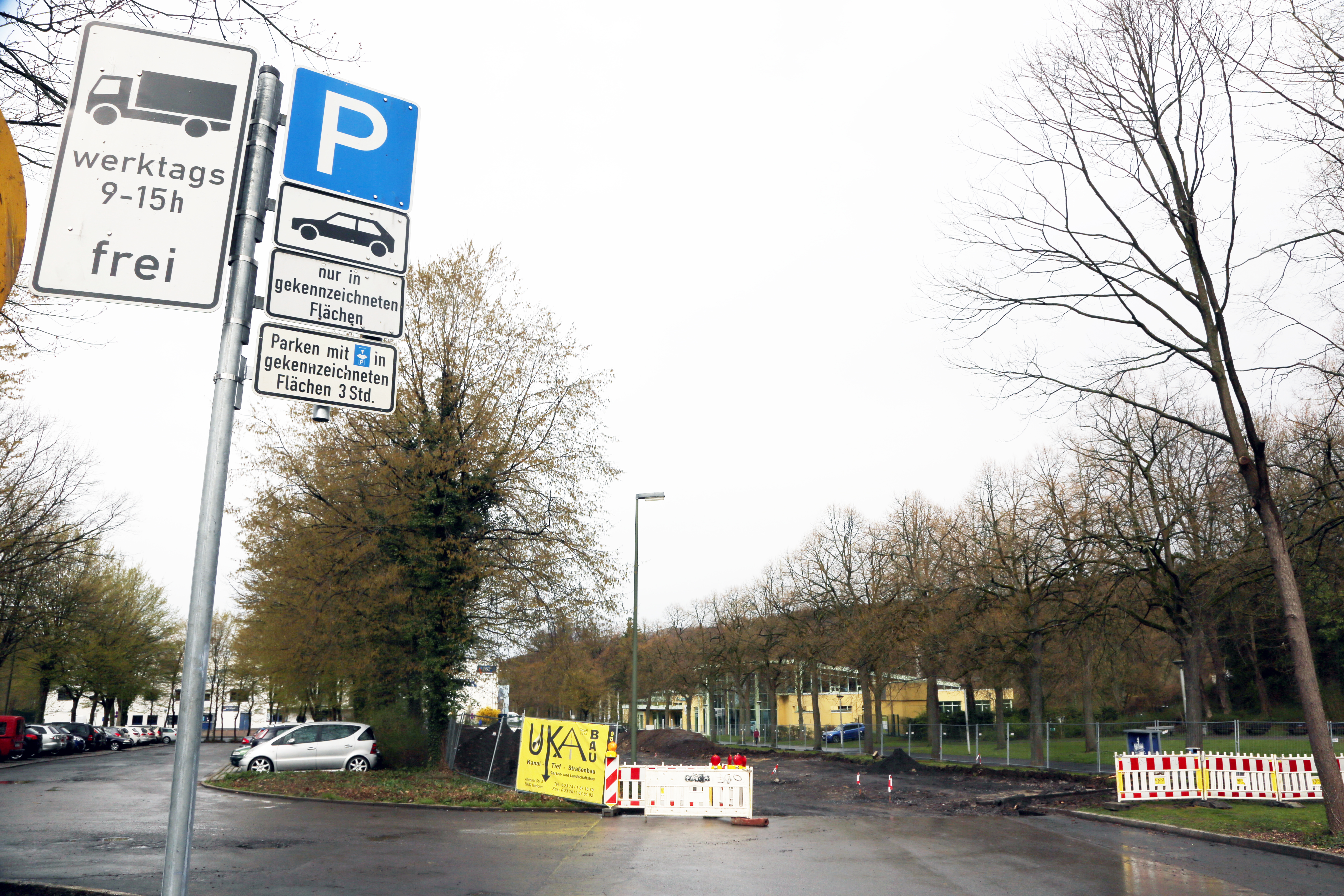 Die frisch angebrachten Zusatzschilder weisen eine maximale Parkdauer von drei Stunden aus. Foto: Schulte