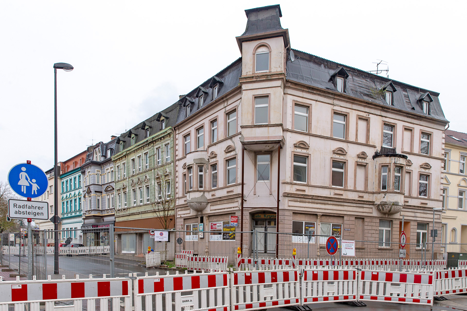 Der Abriss des Gebäudes soll im September komplett abgeschlossen sein. Danach wird die Bismarckstraße wieder komplett für den Verkehr freigegeben. Der Stein des Anstoßes: Im September ist das Haus Geschichte. Foto: Gerd Kaemper