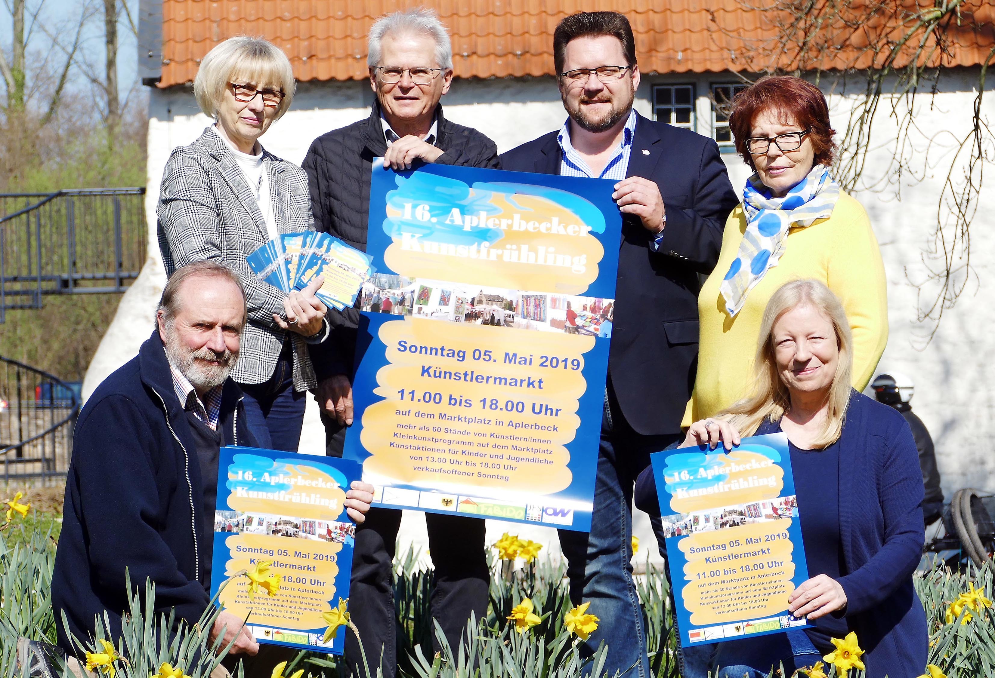Michael Rohde (3.v.r., Leiter der Bezirksverwaltungsstelle Aplerbeck) und das Orga-Teams des Kunstfrühlings freuen sich auf die beliebte Veranstaltung.