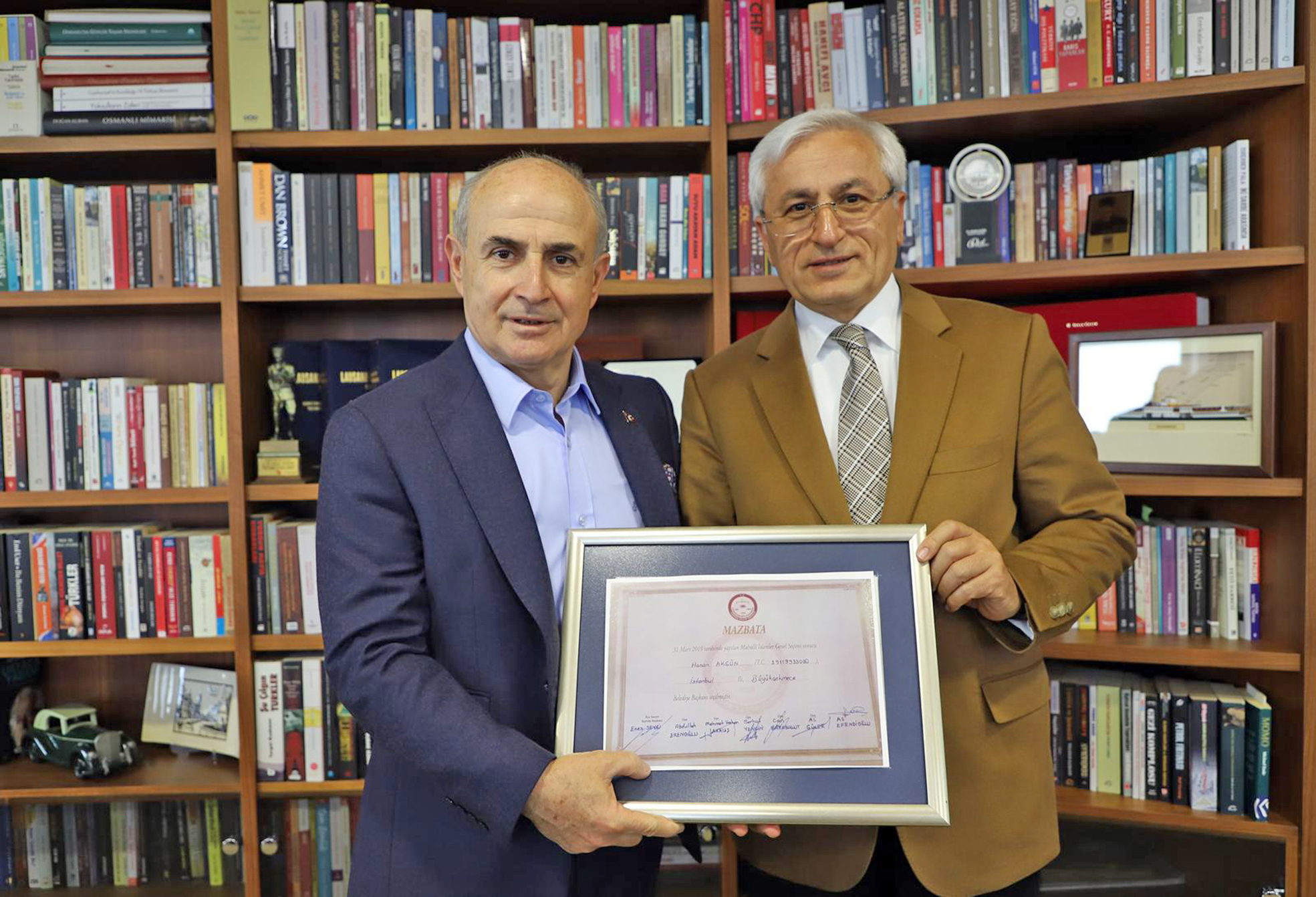 Gemeinsam mit Adem Cukur, neben Oliver Wittke und Gerd Rehberg einem der Hauptakteure der vorbildlichen Zusammenarbeit, Freundschaft und Partnerschaft zwischen den beiden Städten, präsentiert Dr. Hasan Akgün seine aktuelle Ernennungsurkunde zum Bürgermeister von Büyükcekmece. Foto: Privat