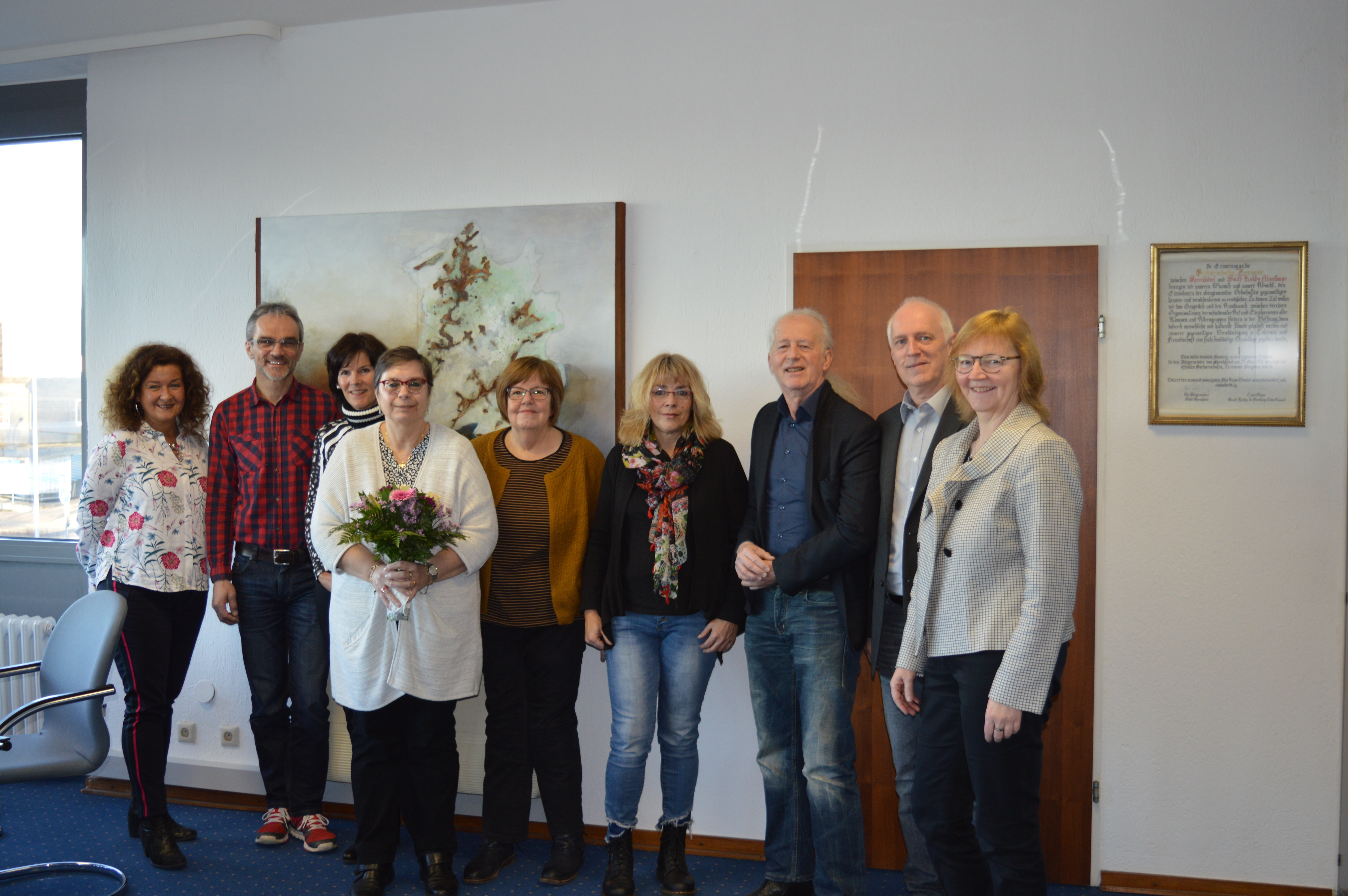 Ina Zylla, Rainer Michel, Ilse Crefeld, Christiane Albrecht, Petra Mueller, Ulli Winkelmann, Stephan Sturm und Evelyn Müller gratulierten Gabriela Drabent (4. von links) persönlich zum Jubiläum.
