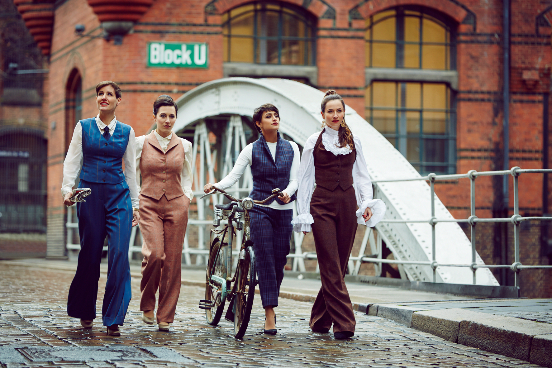 Les Brünettes wagen eine Nahaufnahme der Beatles, die die Sängerinnen aber selbst miteinschließt.
