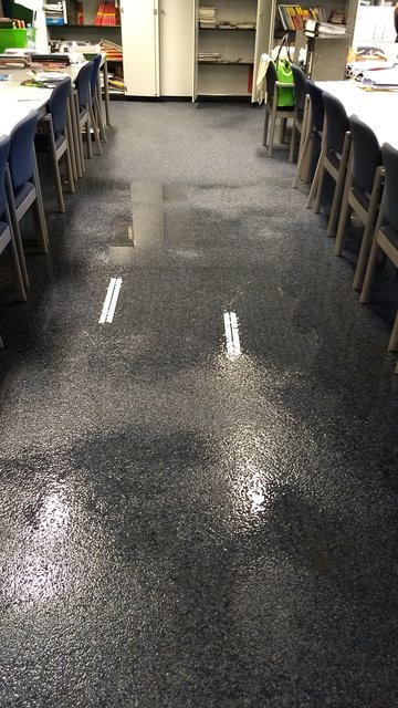Nach Ermittlungen haben Unbekannte in einem Klassenraum im zweiten Stock das Eckventil einer Wasserleitung geöffnet. Es entstand ein riesiger Wasserschaden.