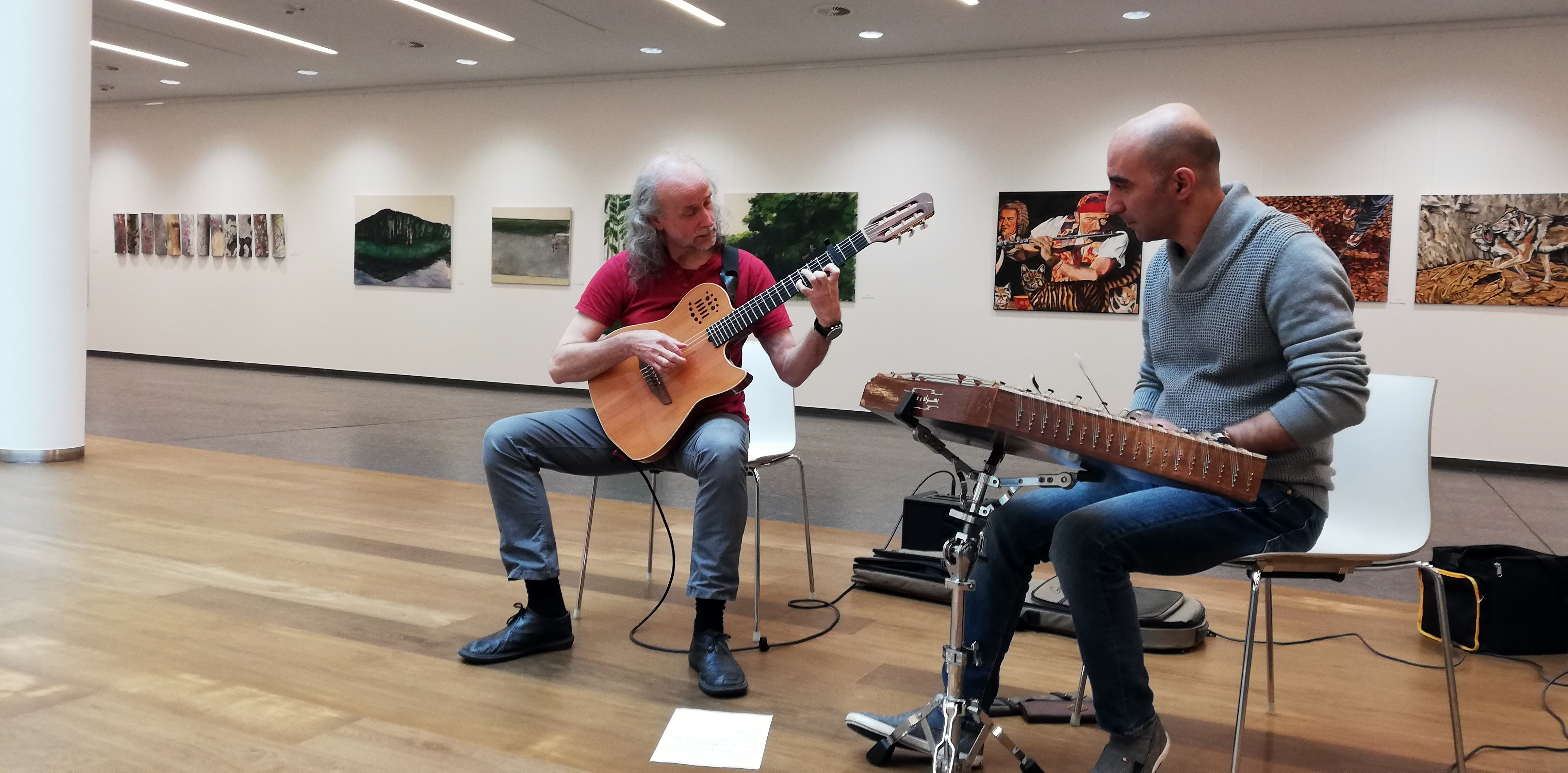 Bot einen Vorgeschmack auf das volle Kulturprogramm mit 27 Kunstausstellungen und noch mehr Theaterstücken: Das Transorient Orchestra in der BIG-gallery am U, die beim Kirchentag zum Parkett für Tänzer wird.