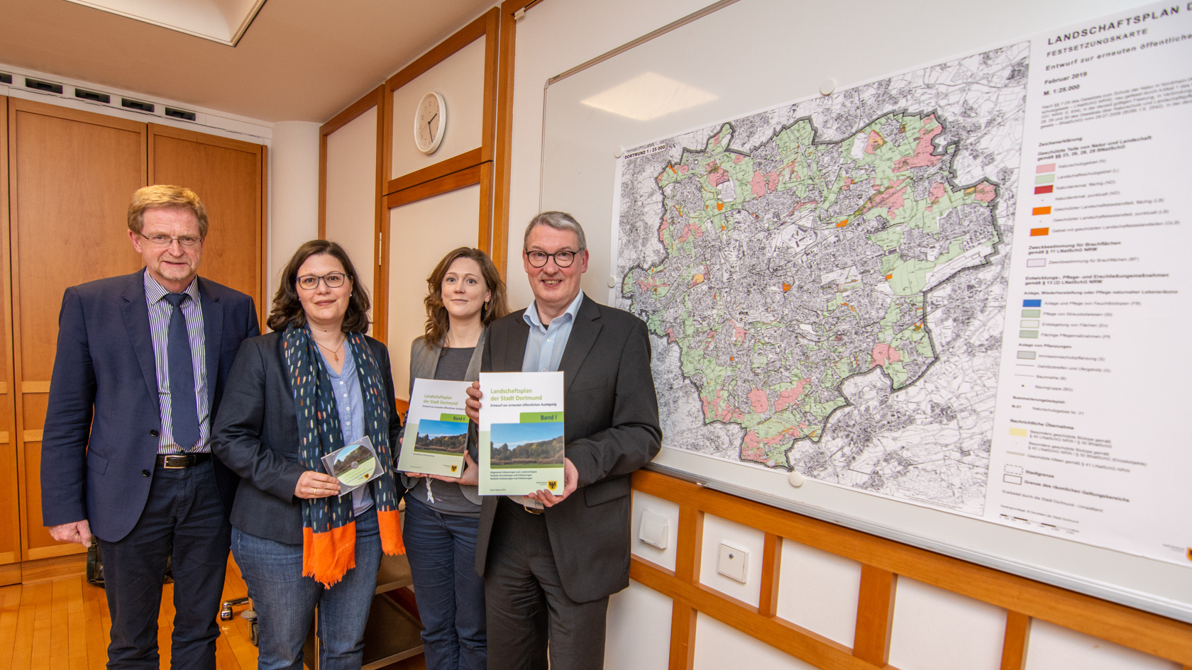 Umweltdezernent Ludger Wilde, Claudia Vennefrohne, Britta Perschbacher und Dr. Uwe Rath vom Umweltamt stellen den neuen Landschaftsplan vor.