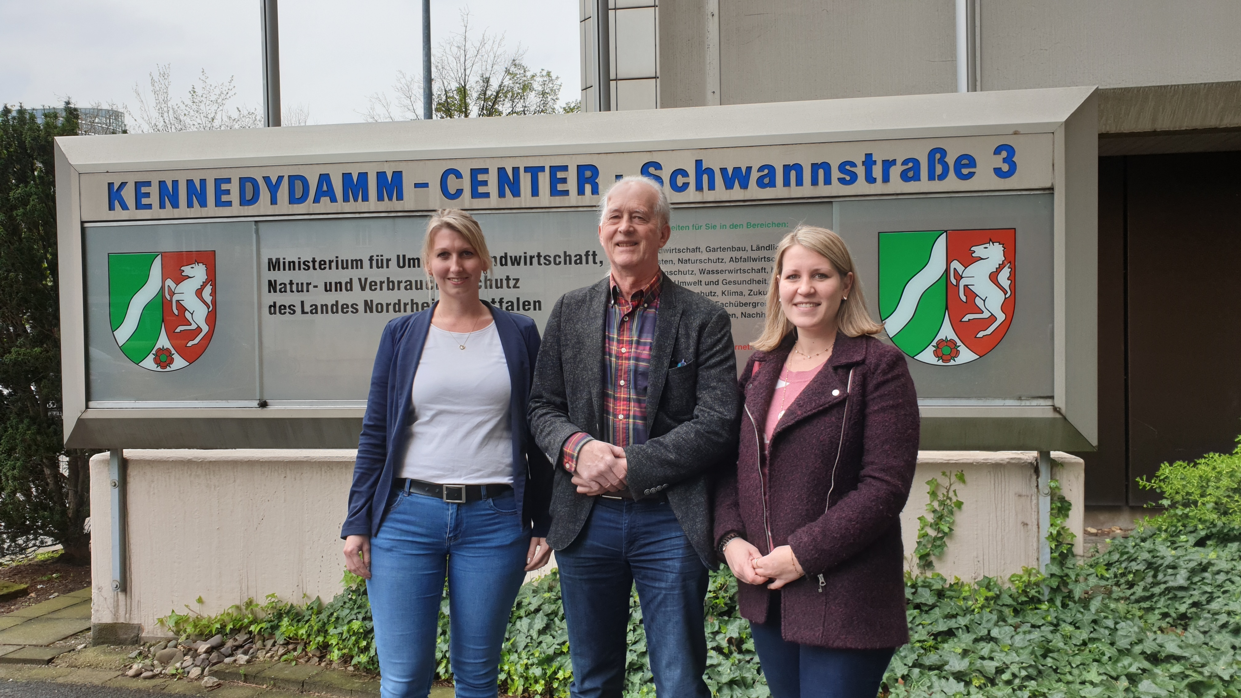 1. Vorsitzender Ulli Winkelmann (mitte), Kassiererin Romy Gimbel (links) und Regionalmanagerin Sofia König (rechts) fuhren gemeinsam zum Ministerium nach Düsseldorf.
