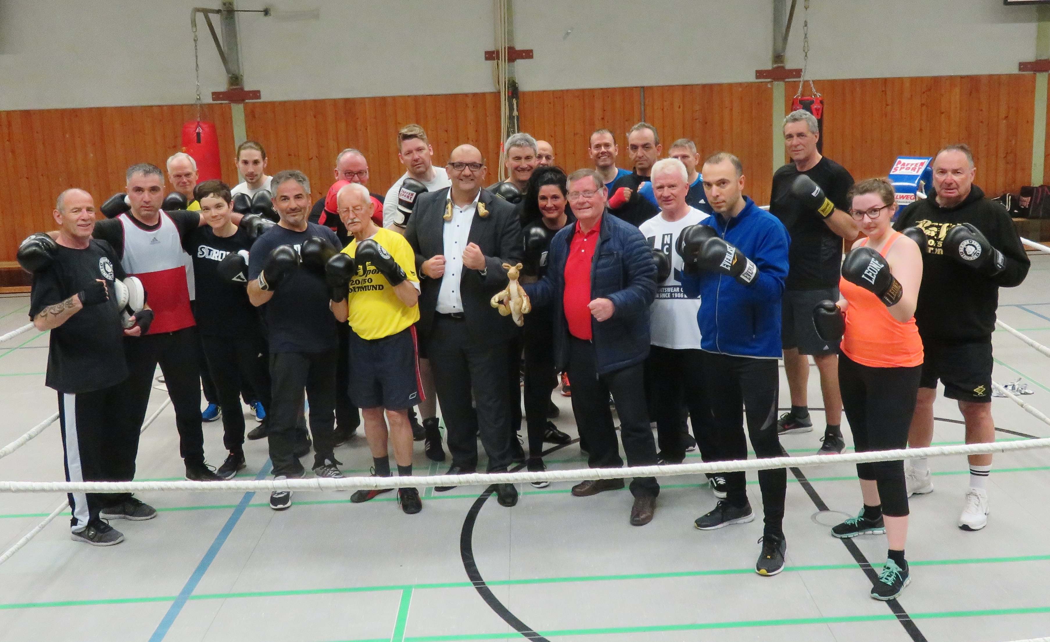 Die DBS-Seniorensportgruppe bekam anlässlich des Tags
des Sports Besuch vom Landtagsabgeordneten Volkan Baran. Er verschaffte sich einen Einblick in die Aktivitäten
des Dortmunder Boxsport 20/50.
In der Mitte mit Mini-Boxhandschuhen Volkan Baran.