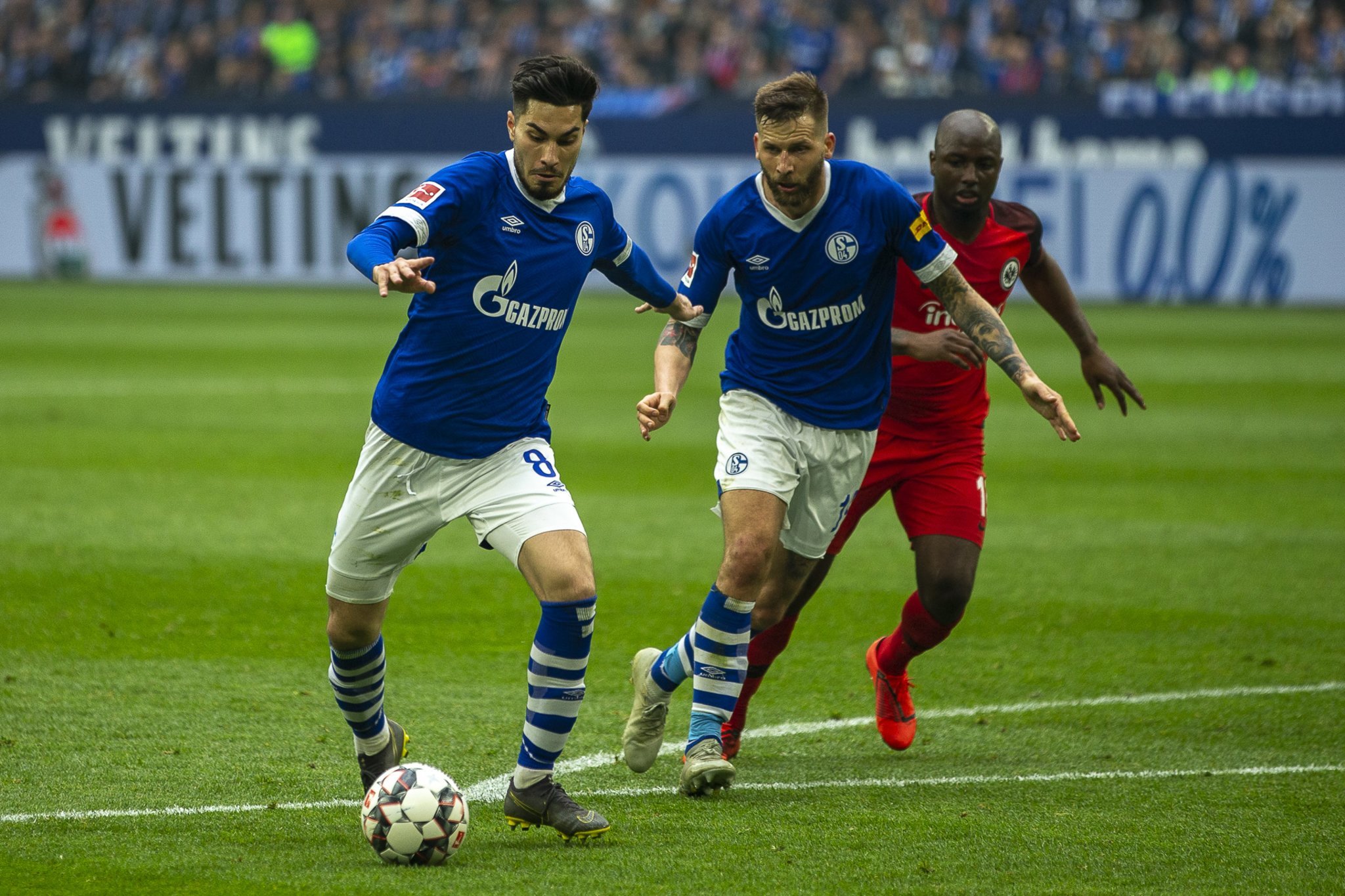 Suat Serdar (l.) erzielte für Schalke gegen Eintracht Frankfurt den zwischenzeitlichen 1:1-Ausgleich, ehe er in der Nachspielzeit mit Gelb-Rot vom Platz flog.