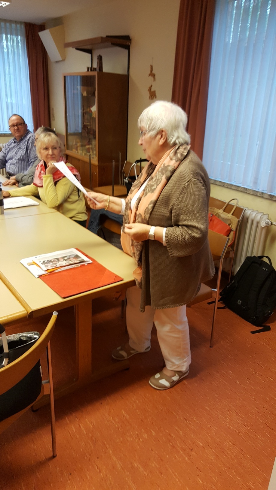 Renate Schmitt-Peters liest Gedichte zum Stadtteil Wambel und dem Monat April vor.