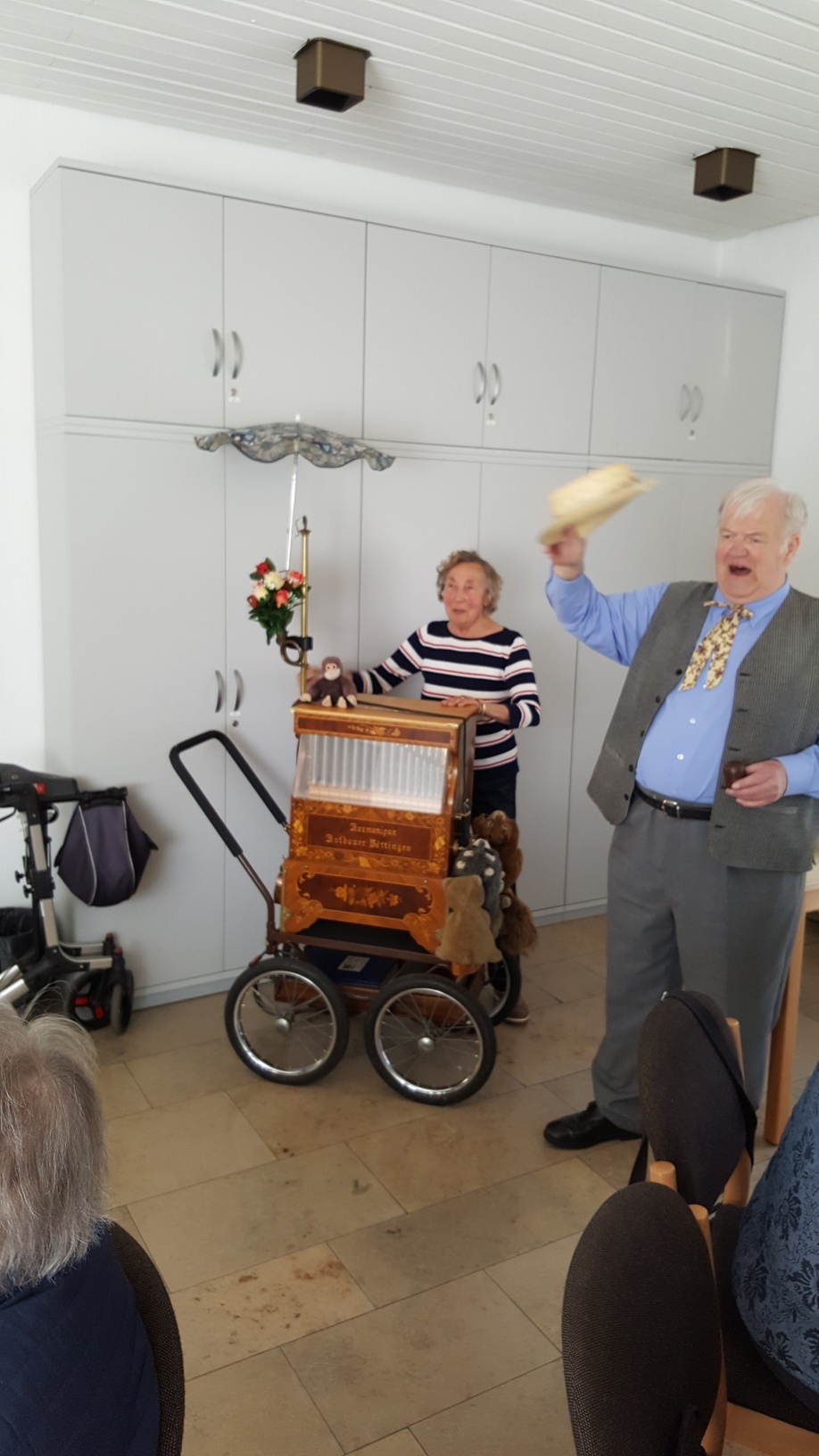 ... Drehorgelspieler Wilfried Ludin im Cafe Hand in Hand.