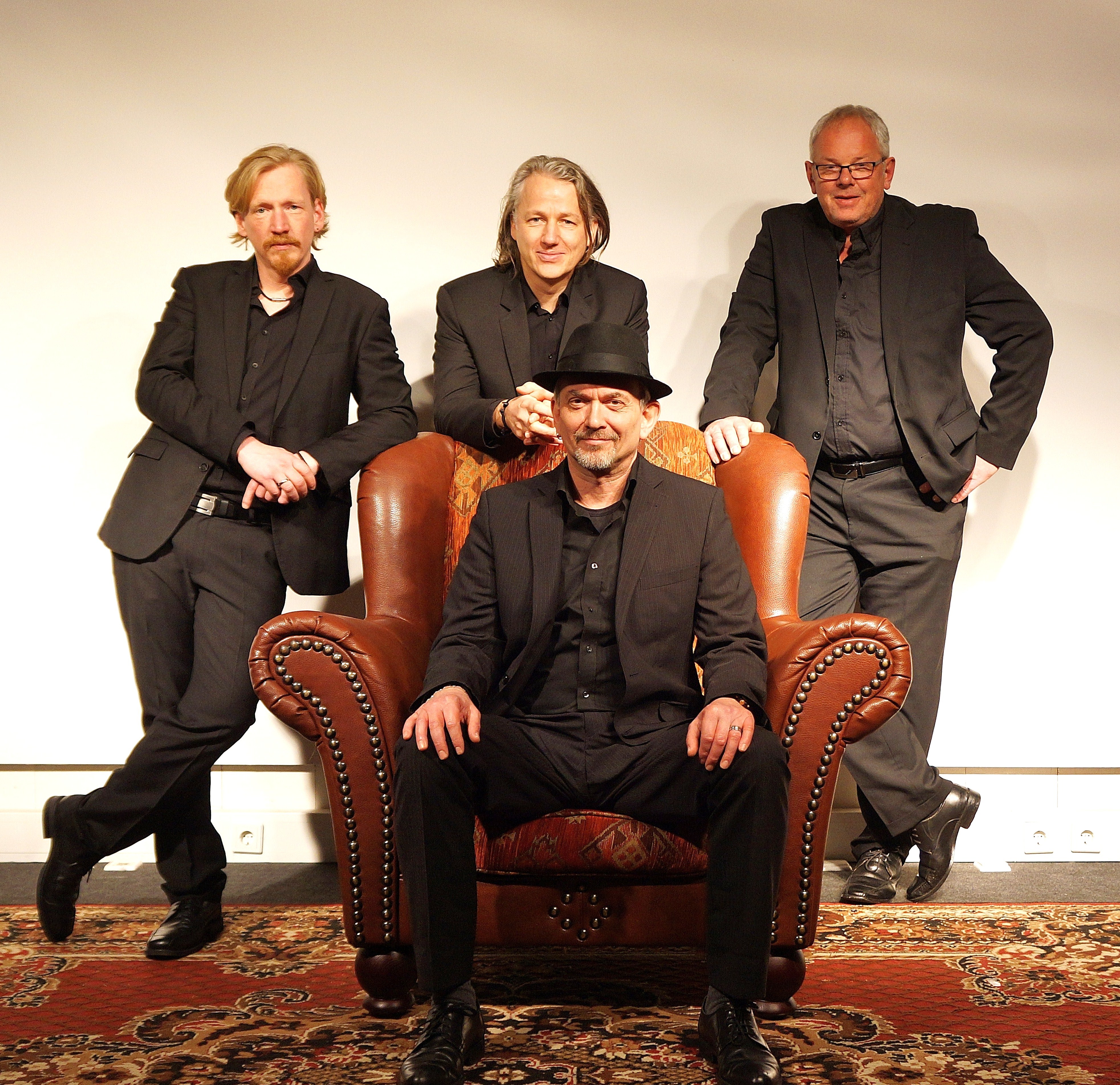 Die Band: am Piano Stefan Weber (Westfalia BigBand, Saxophonics, Kapelle Lehmann), am Bass Mario Levin-Schröder (Herocks, Beat Radicals, Westfalia Big Band, Kapelle Lehmann), an den Drums sitzt Christian Kuppi (Westfalia Big Band). Sänger und Gründer des Projektes ist Dreesmann.