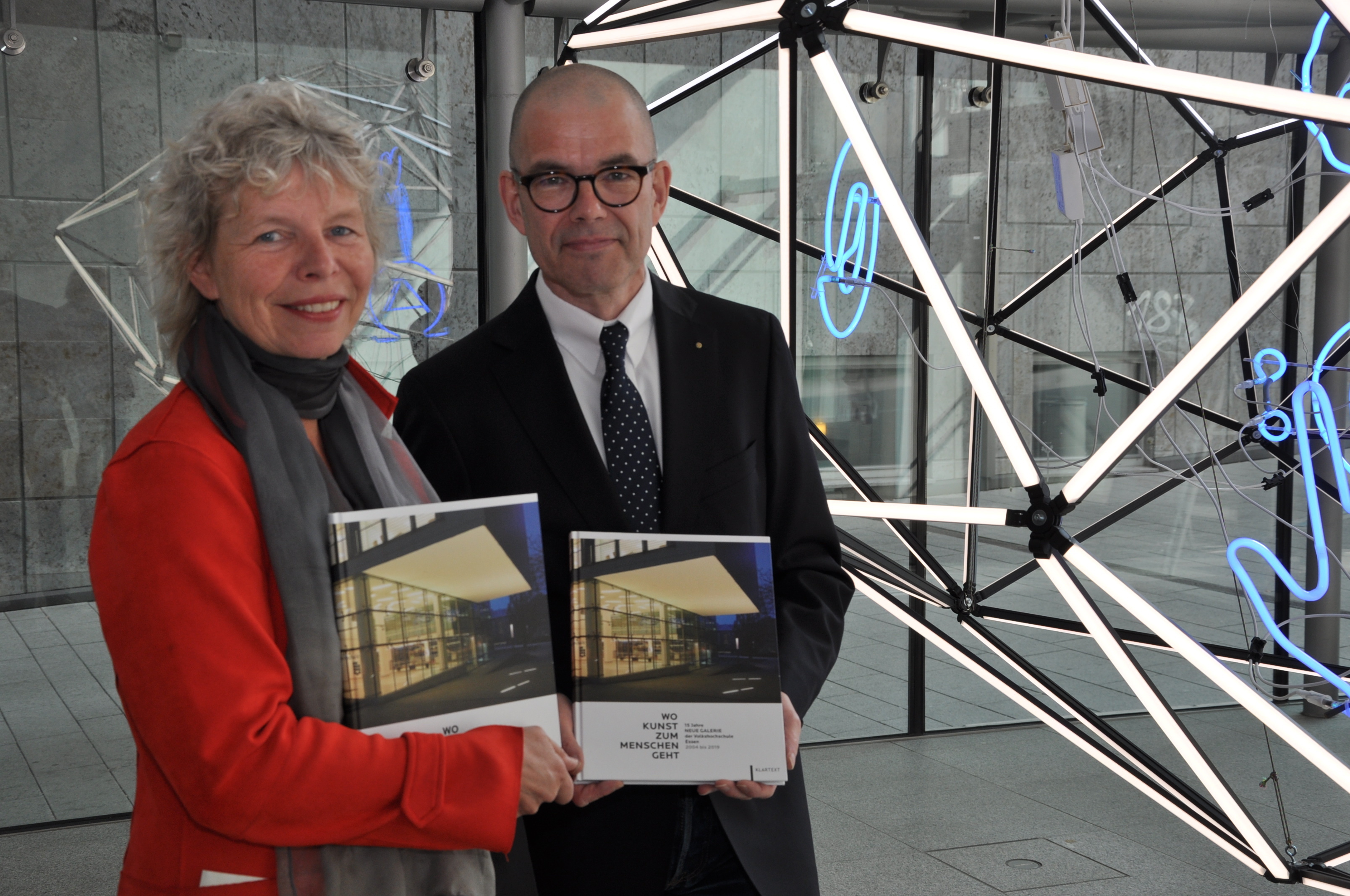 Kunsthistorikerin Ariane Hackstein und VHS-Direktor Michael Imberg mit druckfrischem Katalog in der Neuen Galerie, die bisher 15 Jahre Kunstgeschichte schrieb.