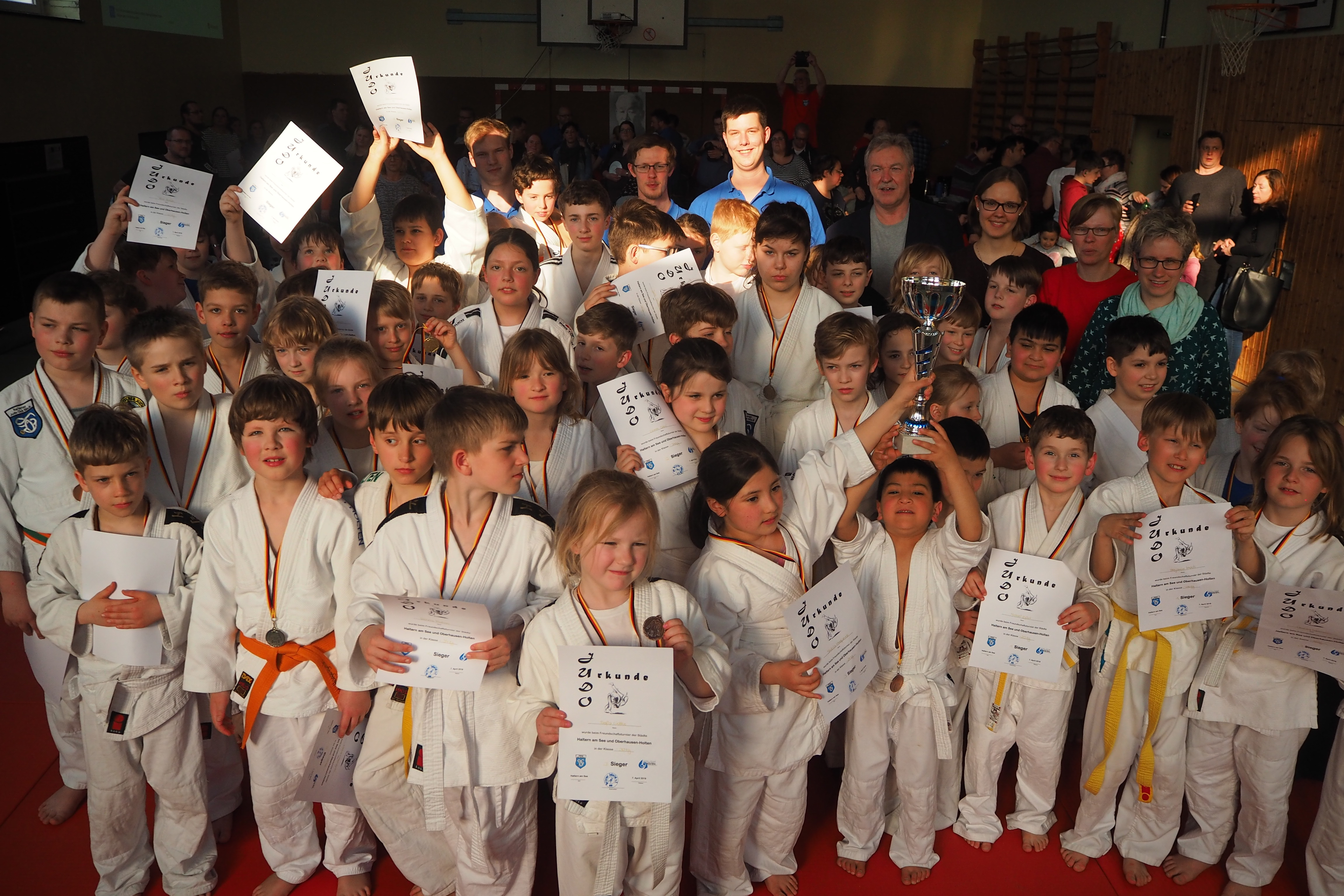 Der Pokal blieb dieses Mal in Haltern. Dennoch gab es auf beiden Seiten nur Gewinner bei diesem Freundschaftsturnier. (Foto: Judo-Team Holten)