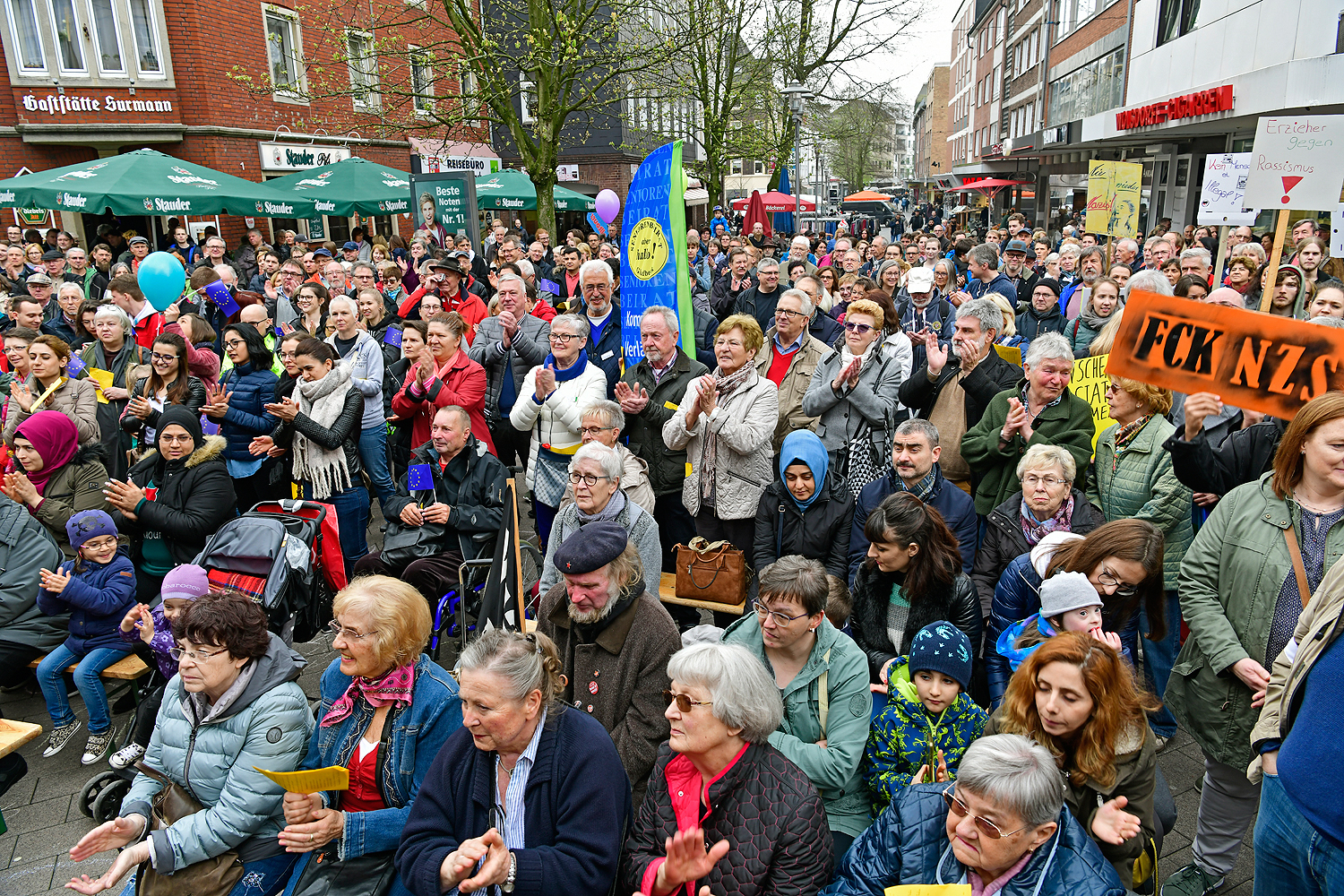 Nach Polizeiangaben beteiligten sich rund 330 Personen an der vom "Gladbecker Bündnis für Courage" organisierten Gegendemonstration "Bunte Vielfalt gegen braune Einfalt" auf dem Europaplatz.